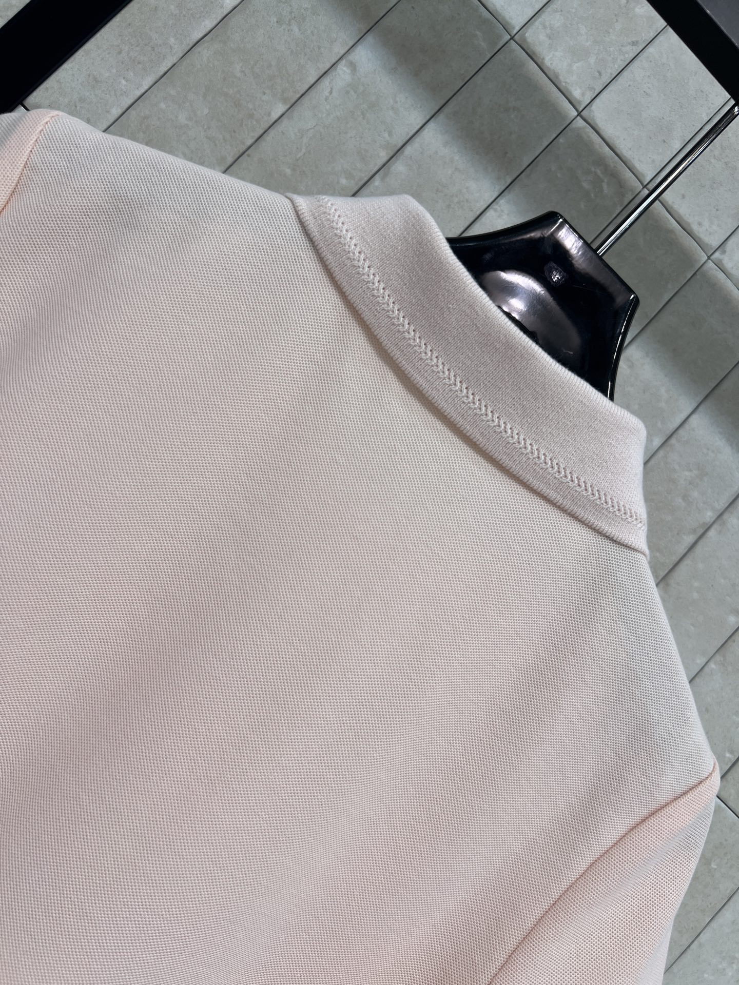 D家 26春夏新款 刺绣短袖T恤 采用纯棉面料 柔软透气 经典翻领+胸前品牌刺绣 低调又有辨识度 版型宽