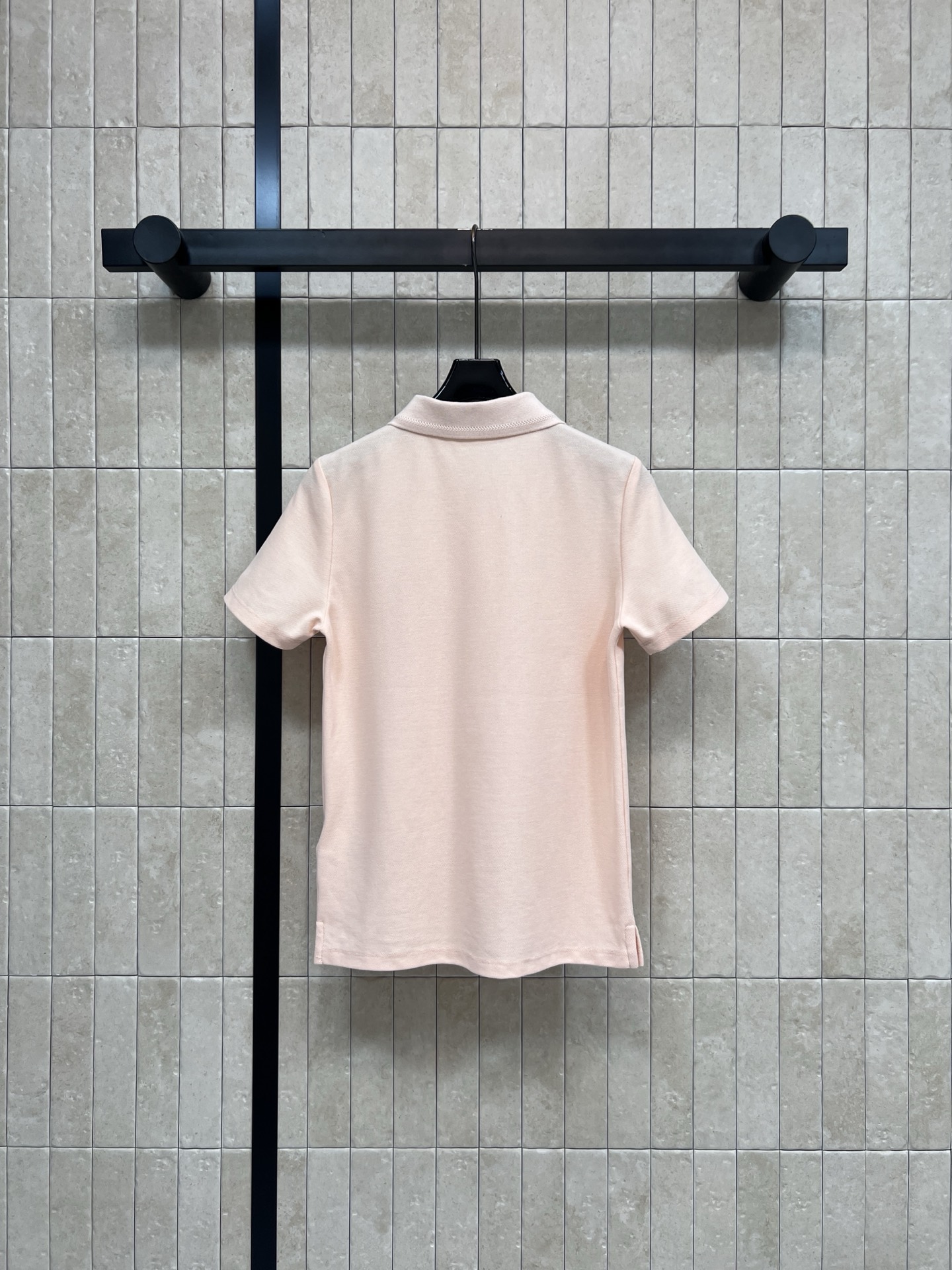 D家 26春夏新款 刺绣短袖T恤 采用纯棉面料 柔软透气 经典翻领+胸前品牌刺绣 低调又有辨识度 版型宽