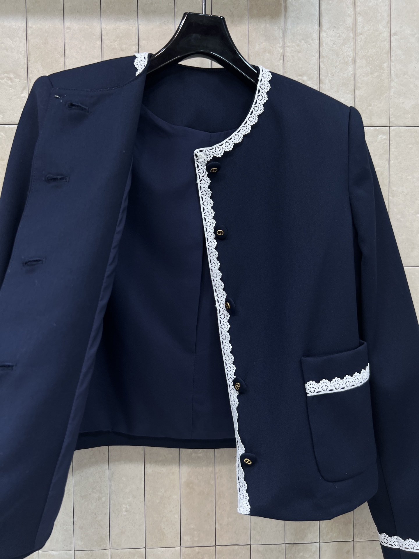 D家 26春夏新款 圆领短款外套 经典圆领+白色波浪边 优雅复古气质满分 高品质面料柔软 短款设计显高显