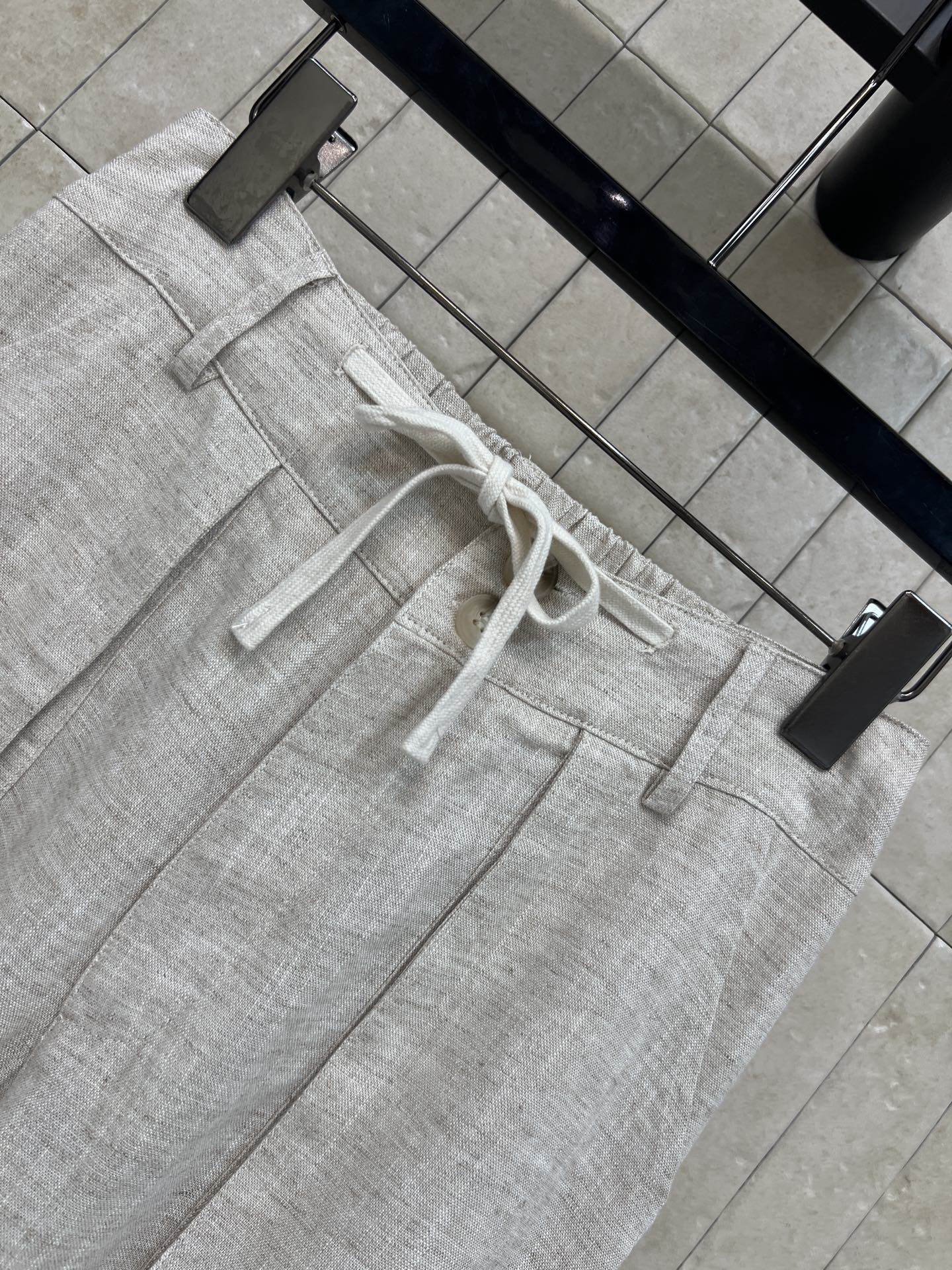 26春夏新款 工装阔腿裤 含亚麻面料 透气凉感不闷汗 高腰抽绳腰头 松紧适配不勒腰 立体多口袋工装设计 