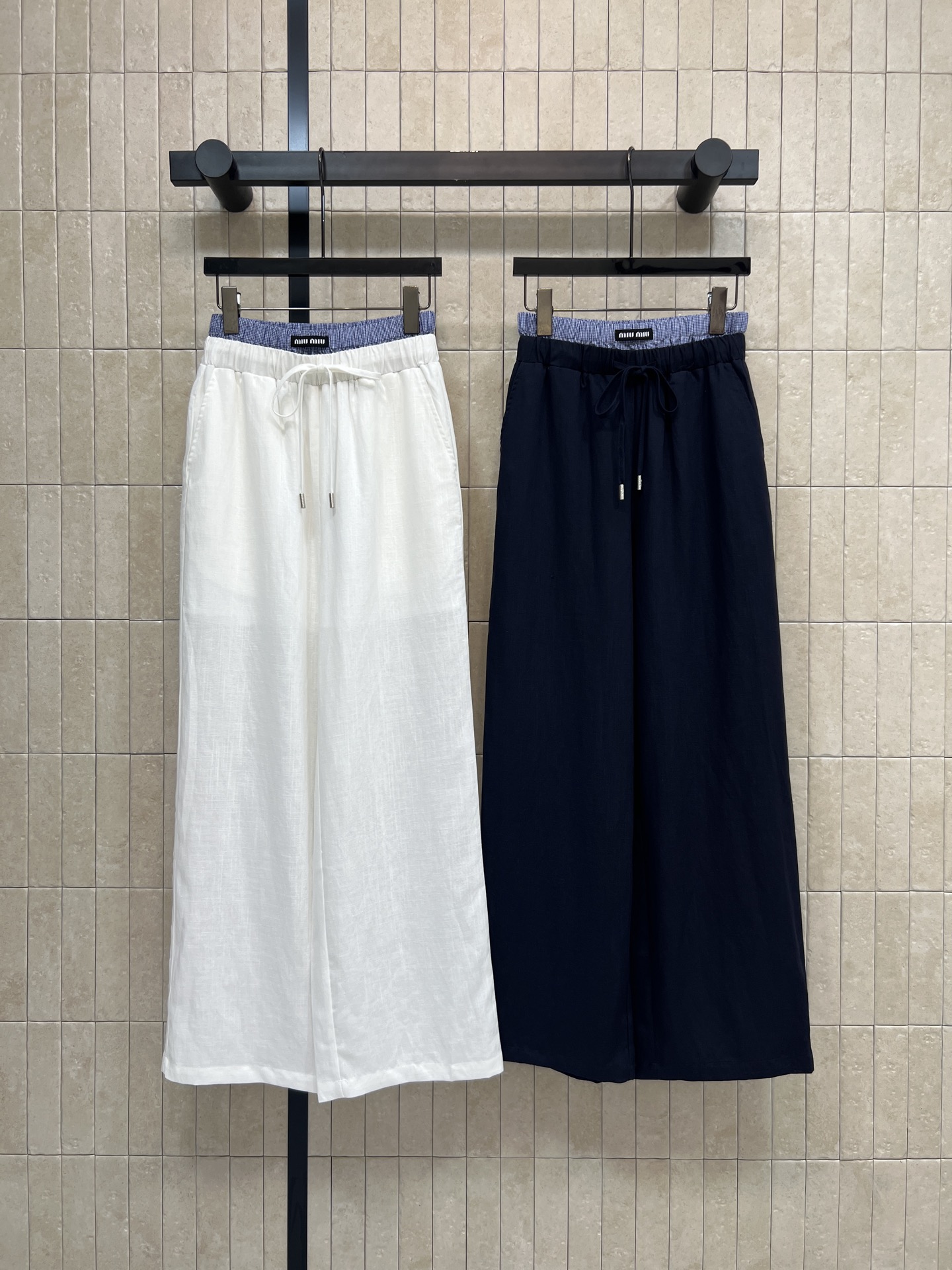 MIU家 26春夏新款 休闲阔腿裤 撞色条纹腰头设计 小众精致不单调 面料 清爽垂顺不闷汗 松紧抽绳腰头