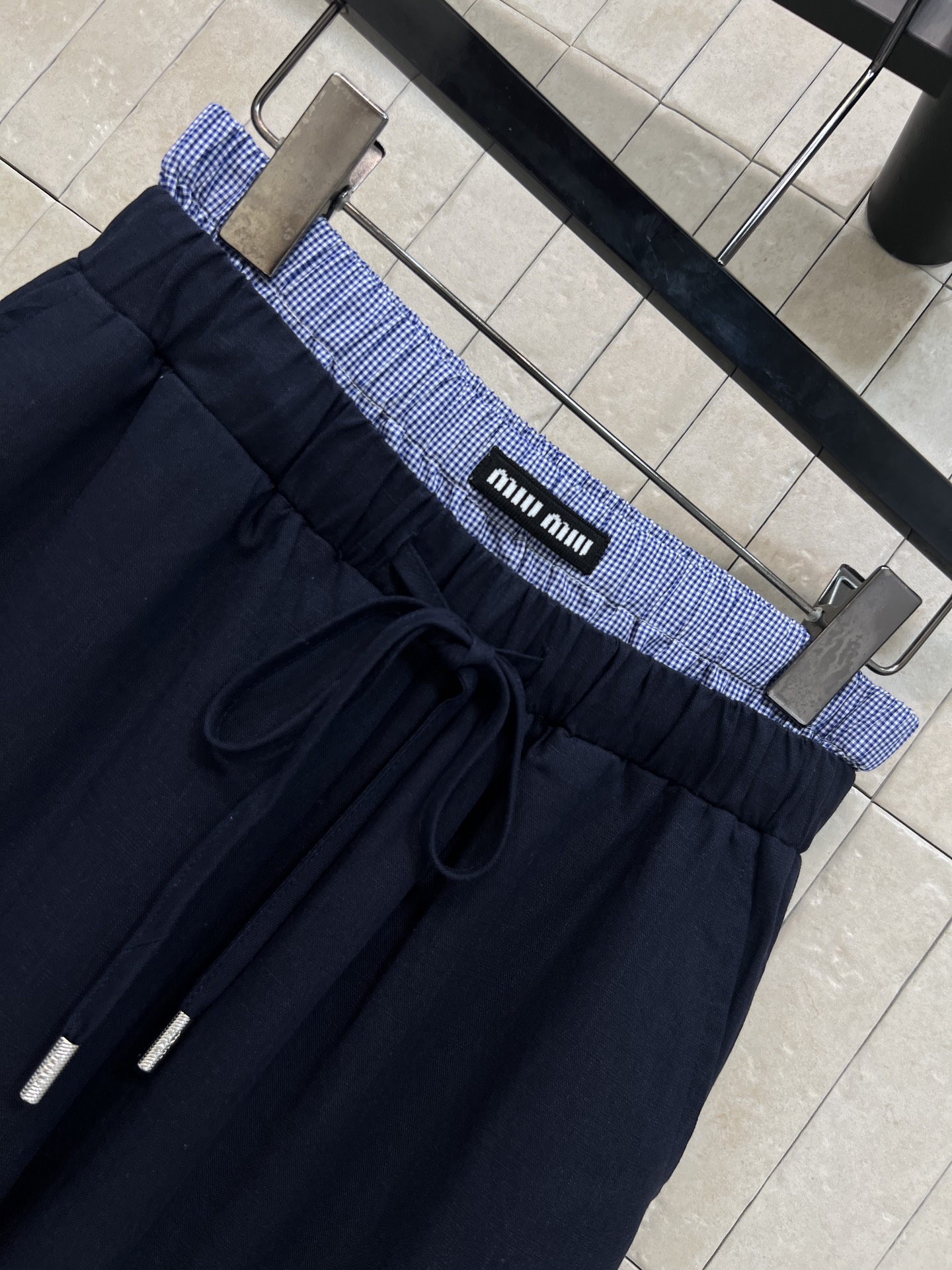 MIU家 26春夏新款 休闲阔腿裤 撞色条纹腰头设计 小众精致不单调 面料 清爽垂顺不闷汗 松紧抽绳腰头