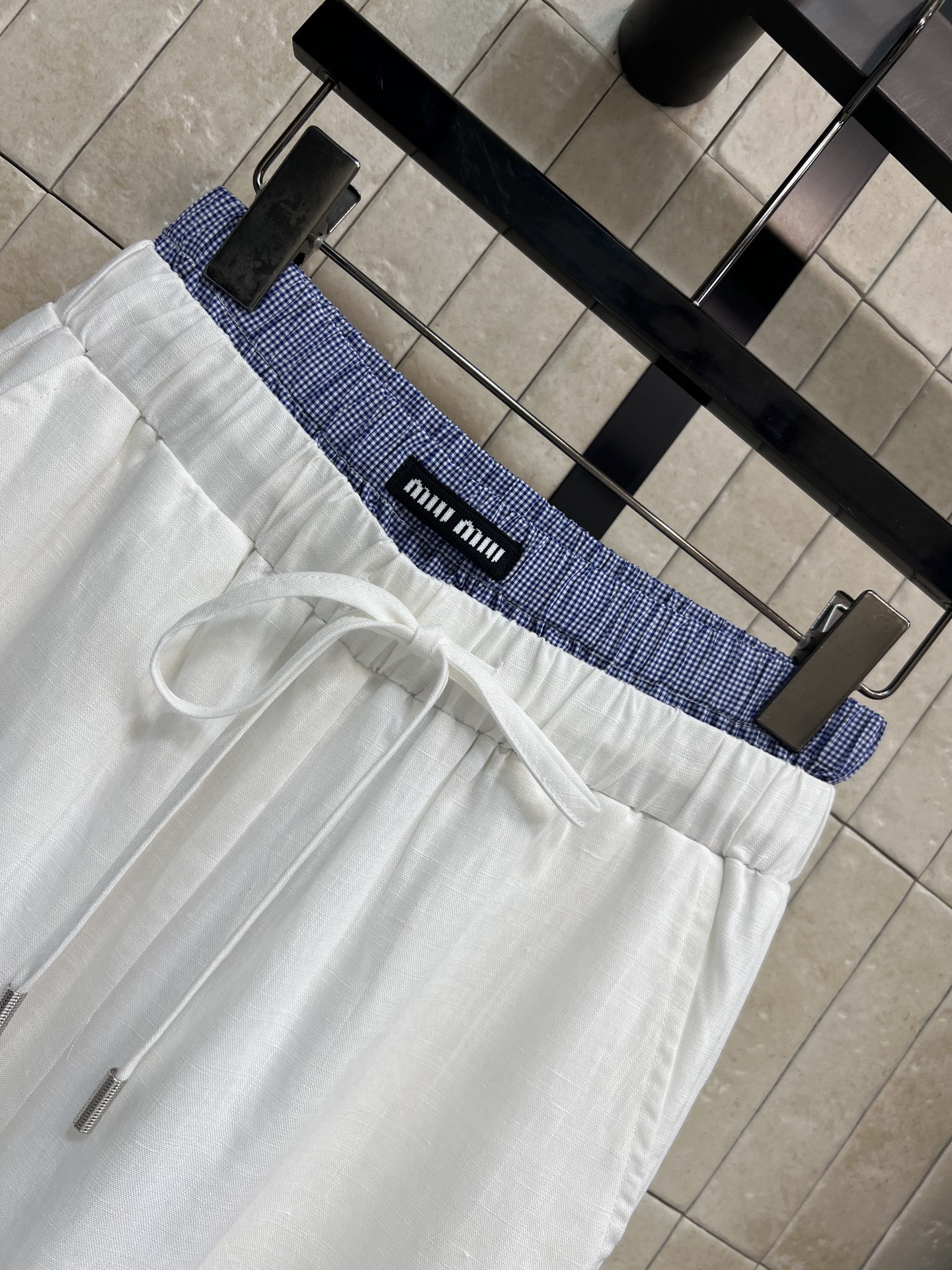 MIU家 26春夏新款 休闲阔腿裤 撞色条纹腰头设计 小众精致不单调 面料 清爽垂顺不闷汗 松紧抽绳腰头