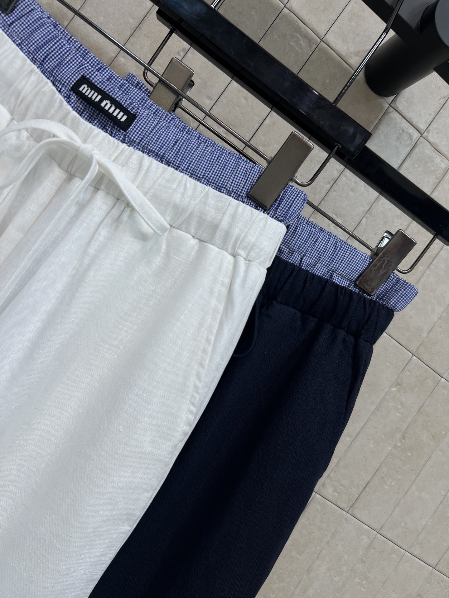 MIU家 26春夏新款 休闲阔腿裤 撞色条纹腰头设计 小众精致不单调 面料 清爽垂顺不闷汗 松紧抽绳腰头