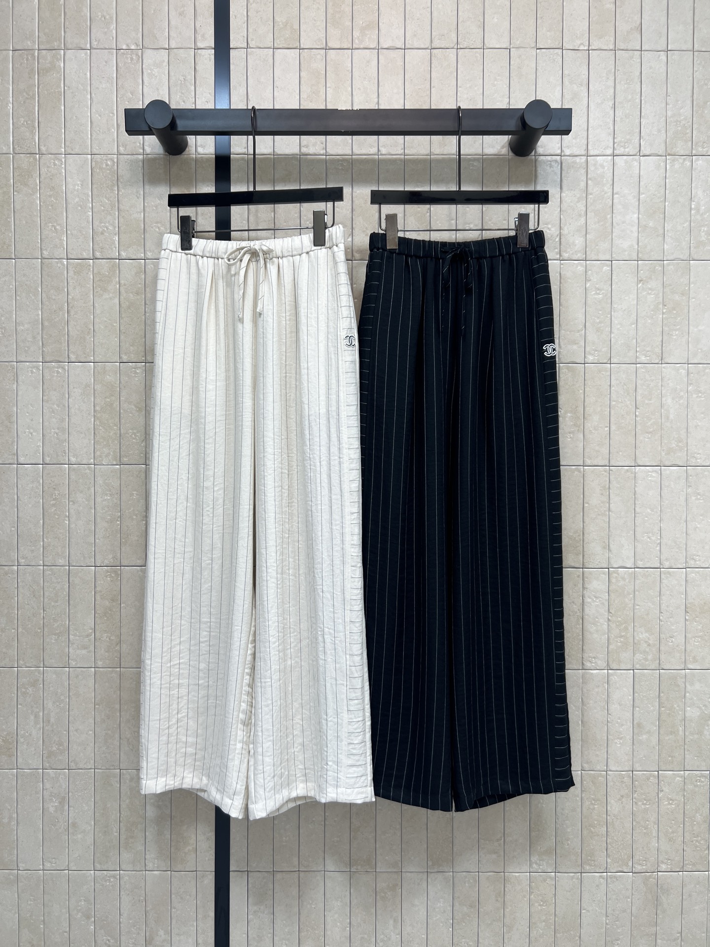 C家 26春夏新款 条纹阔腿裤 条纹设计显瘦显高 遮胯修饰腿型超赞 抽绳松紧腰 适合各种身材 穿脱方便 