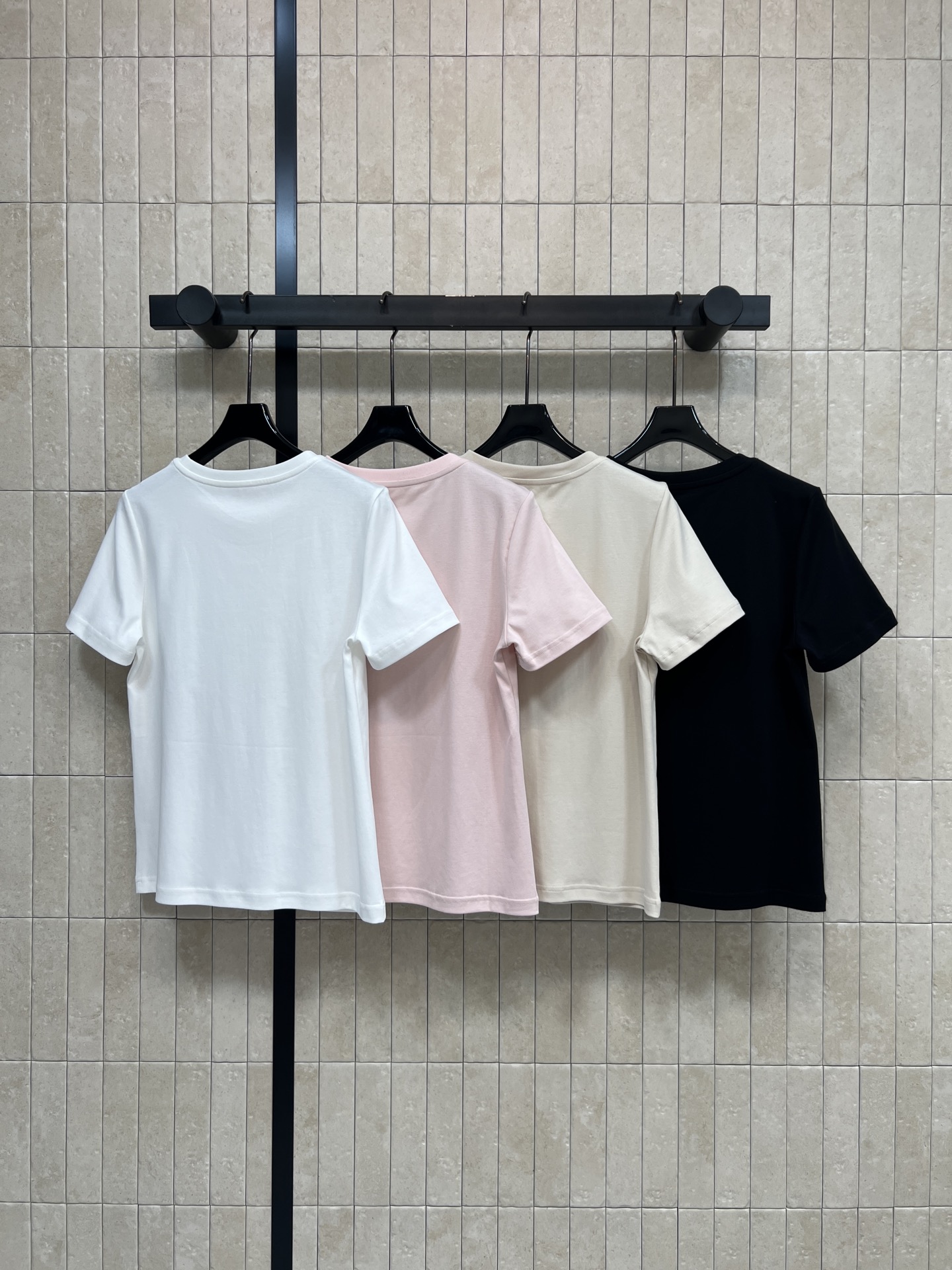 26春夏新款 圆领短袖T恤 高质量纯棉面料 亲肤透气不闷汗 标准圆领正肩剪裁修饰溜肩宽肩 合身微宽松版型