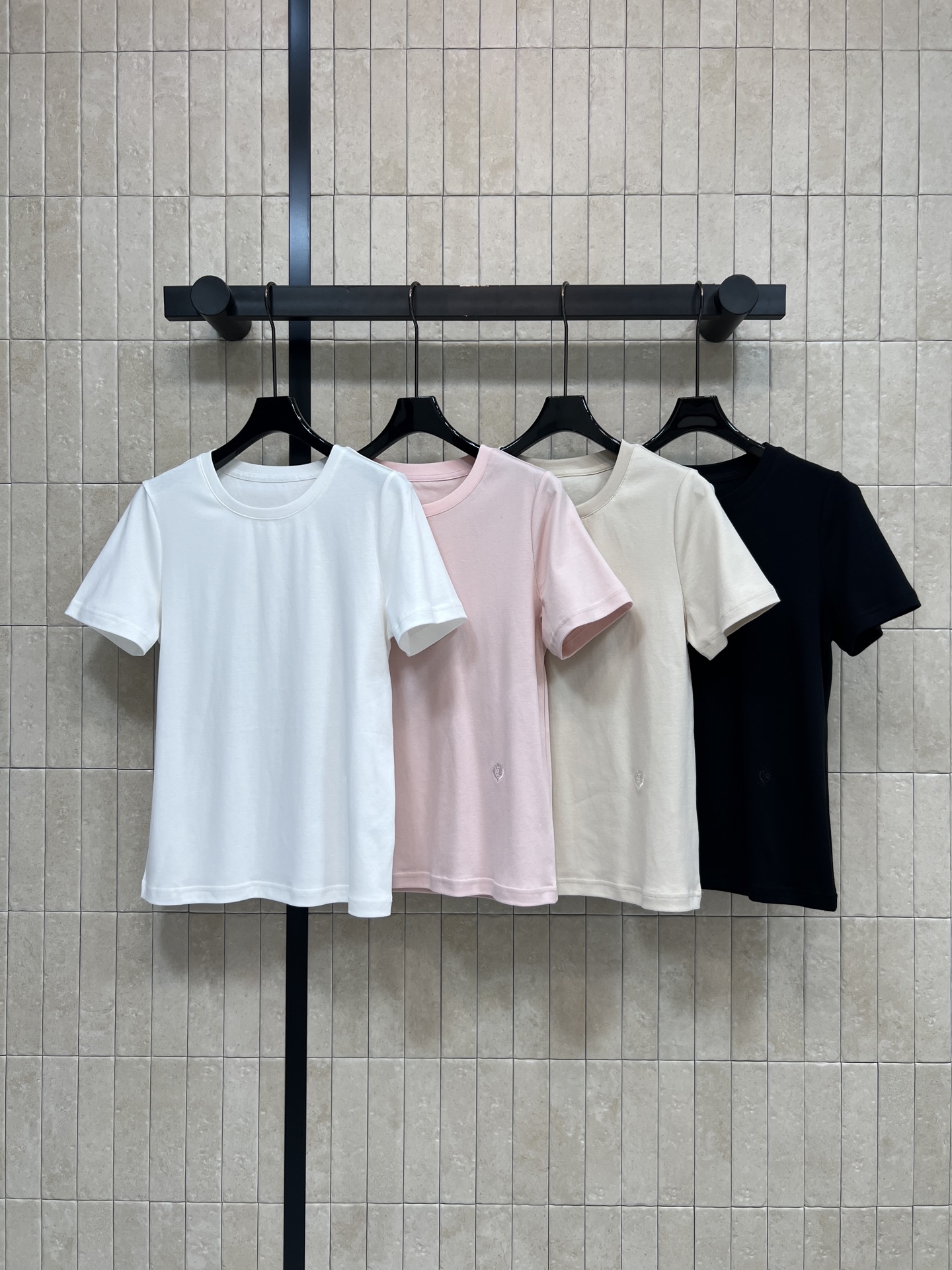 26春夏新款 圆领短袖T恤 高质量纯棉面料 亲肤透气不闷汗 标准圆领正肩剪裁修饰溜肩宽肩 合身微宽松版型