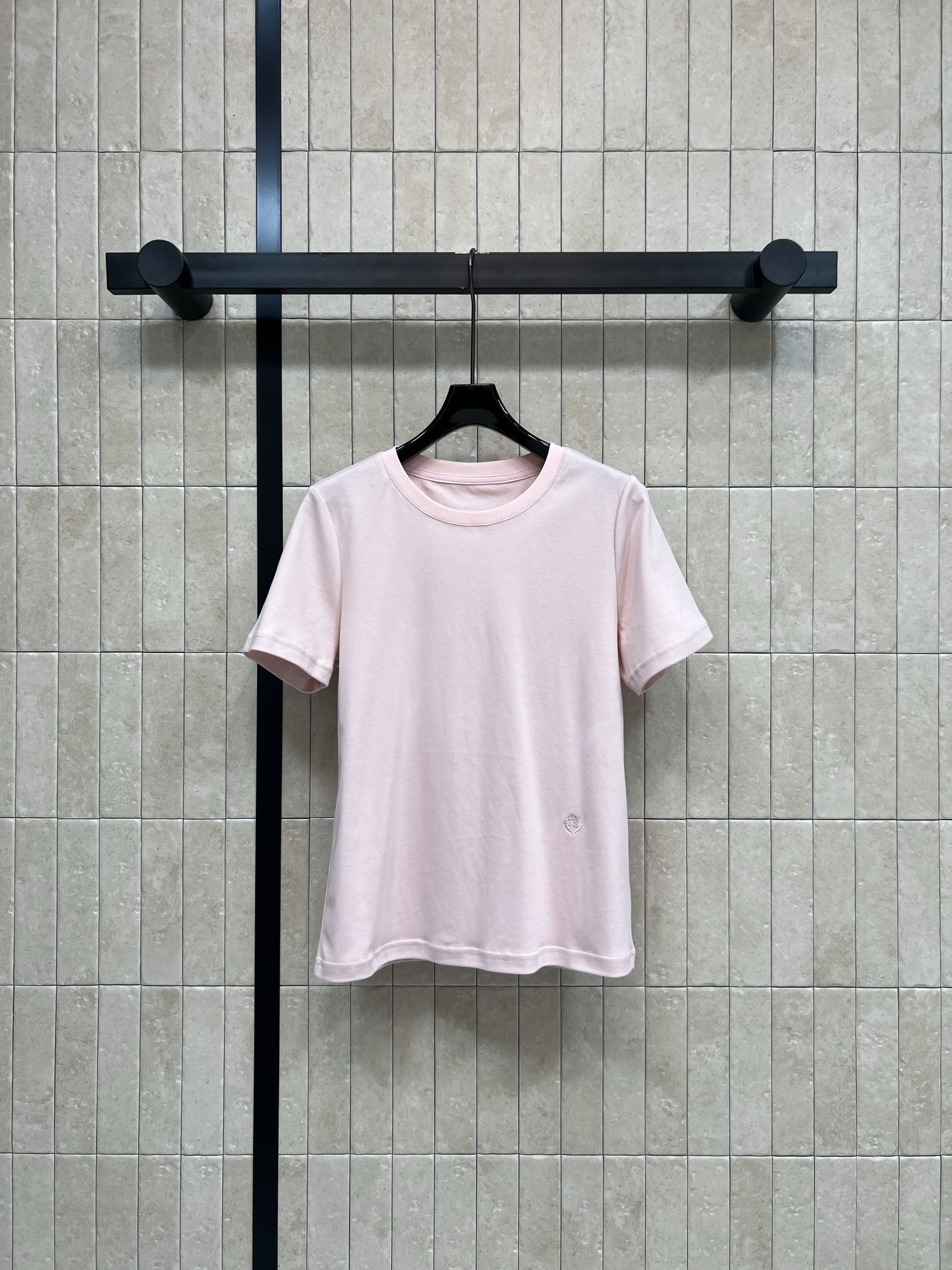 26春夏新款 圆领短袖T恤 高质量纯棉面料 亲肤透气不闷汗 标准圆领正肩剪裁修饰溜肩宽肩 合身微宽松版型