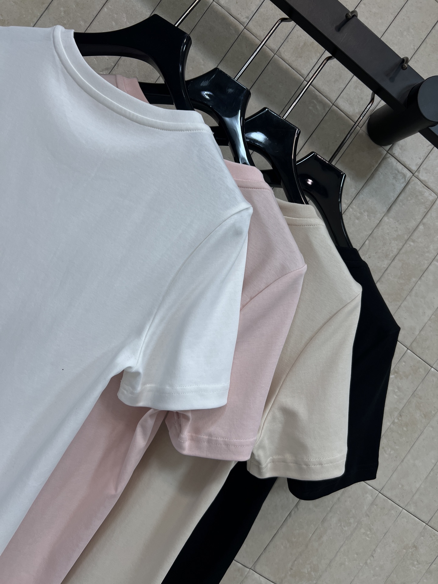 26春夏新款 圆领短袖T恤 高质量纯棉面料 亲肤透气不闷汗 标准圆领正肩剪裁修饰溜肩宽肩 合身微宽松版型