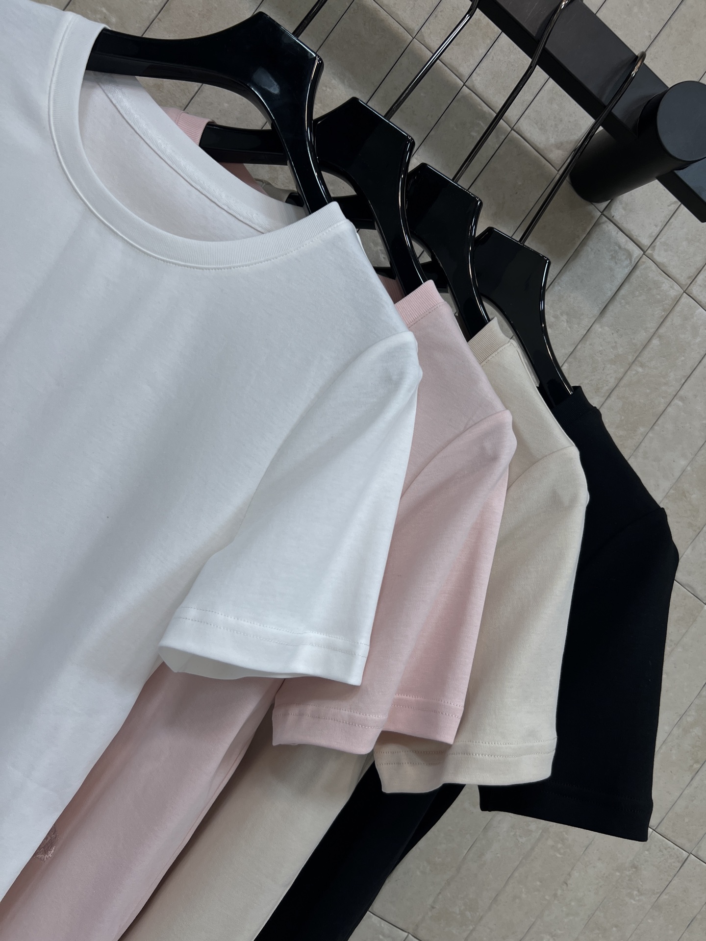 26春夏新款 圆领短袖T恤 高质量纯棉面料 亲肤透气不闷汗 标准圆领正肩剪裁修饰溜肩宽肩 合身微宽松版型