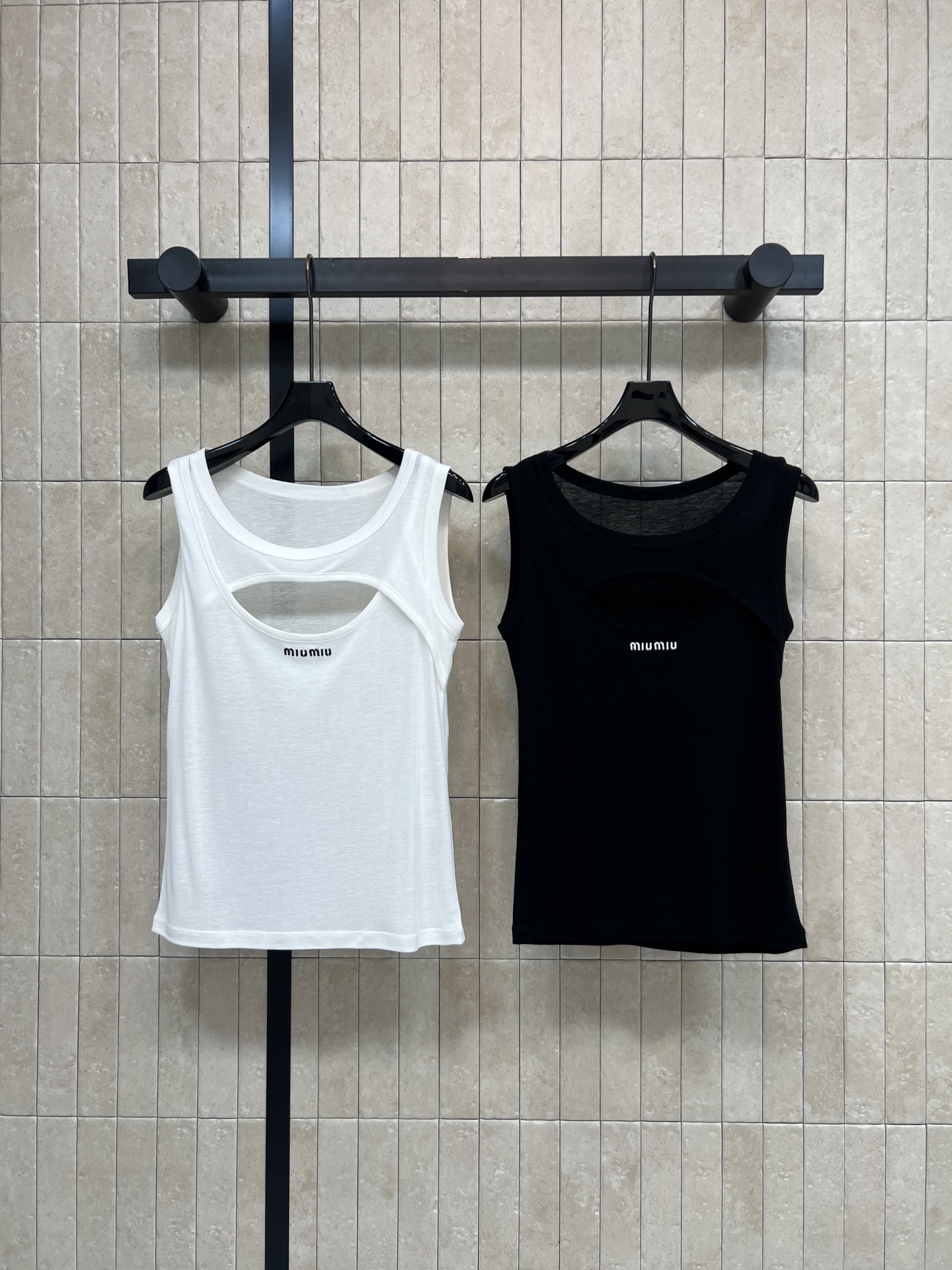 MIU家 26春夏新款 镂空假两件背心 软糯高弹亲肤面料 胸前镂空+品牌刺绣 无袖修身版型 宽肩带剪裁 