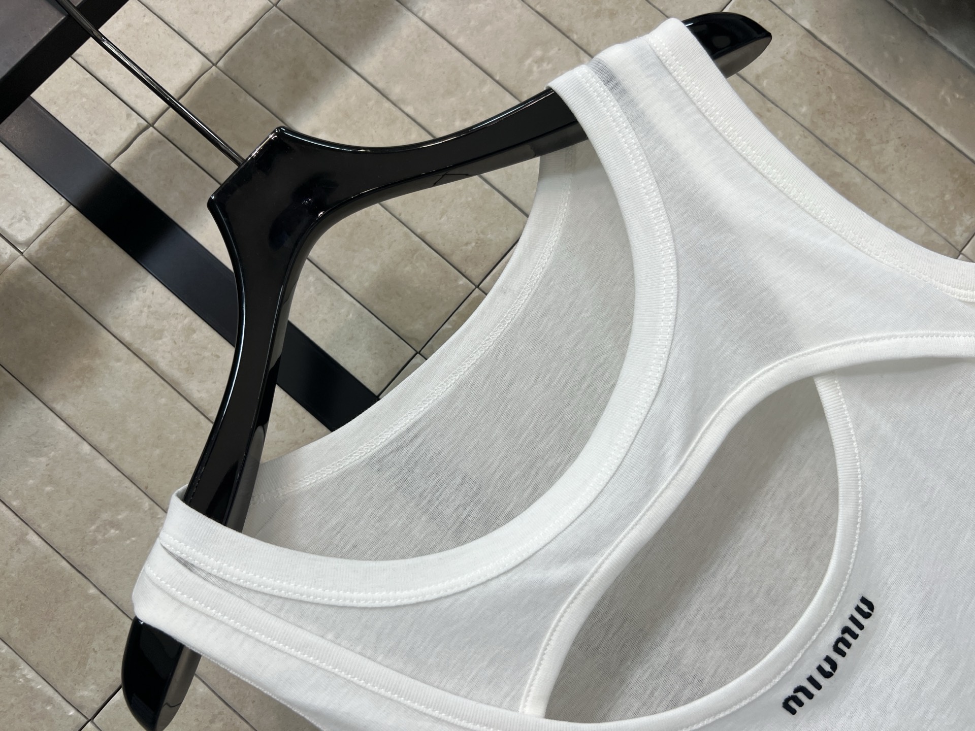 MIU家 26春夏新款 镂空假两件背心 软糯高弹亲肤面料 胸前镂空+品牌刺绣 无袖修身版型 宽肩带剪裁 