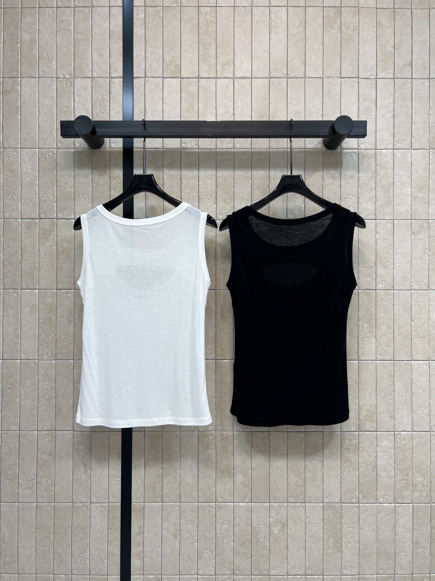 MIU家 26春夏新款 镂空假两件背心 软糯高弹亲肤面料 胸前镂空+品牌刺绣 无袖修身版型 宽肩带剪裁 