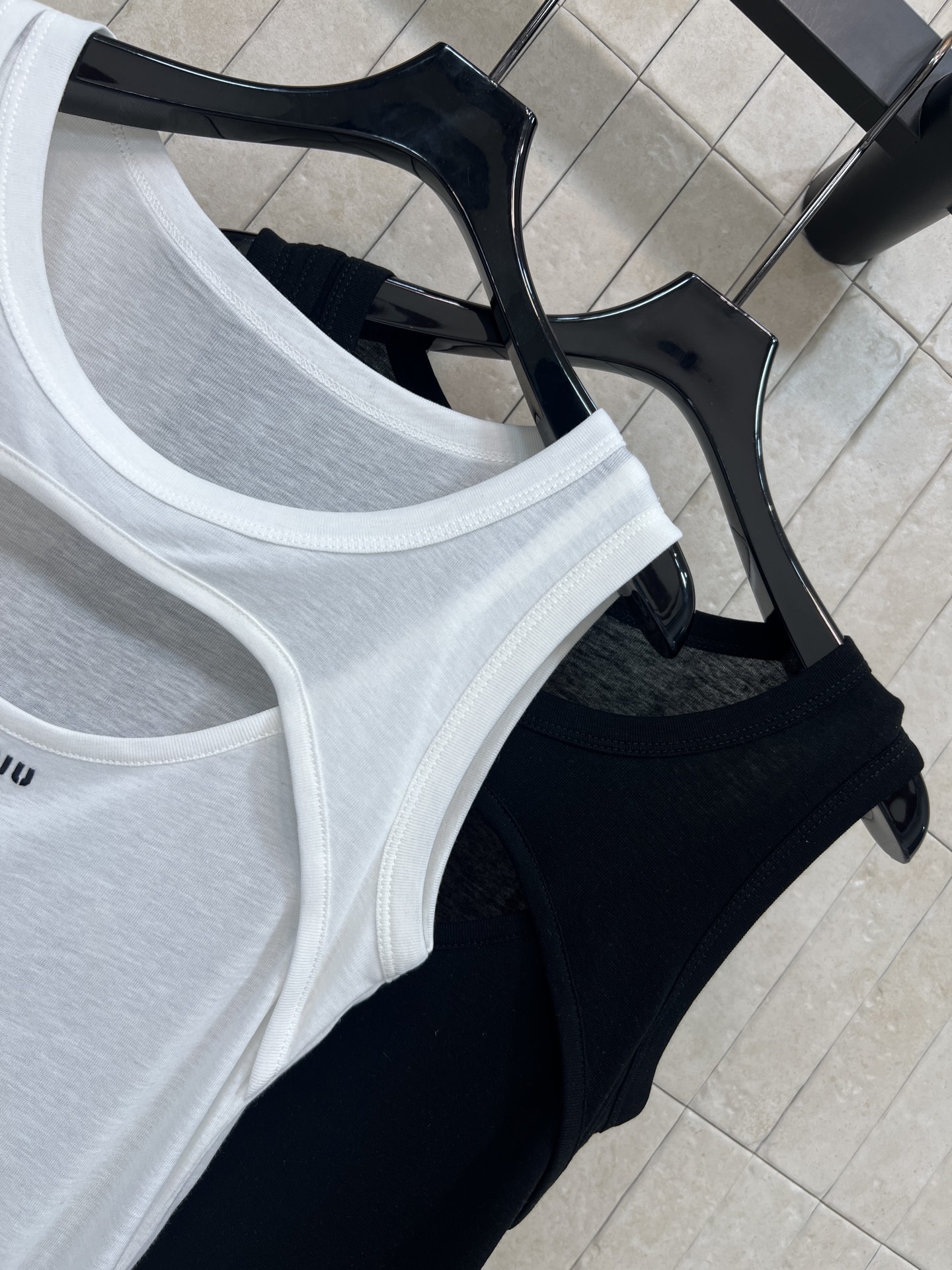 MIU家 26春夏新款 镂空假两件背心 软糯高弹亲肤面料 胸前镂空+品牌刺绣 无袖修身版型 宽肩带剪裁 