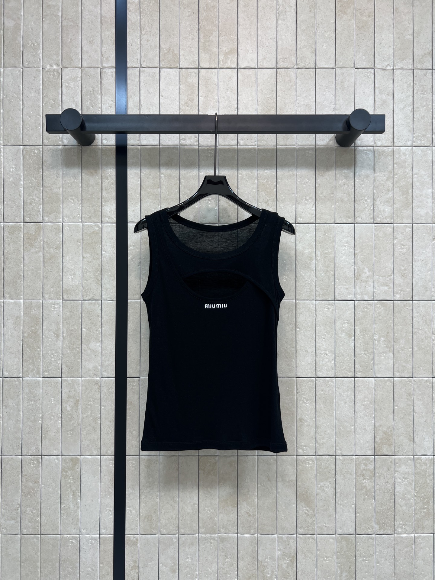 MIU家 26春夏新款 镂空假两件背心 软糯高弹亲肤面料 胸前镂空+品牌刺绣 无袖修身版型 宽肩带剪裁 