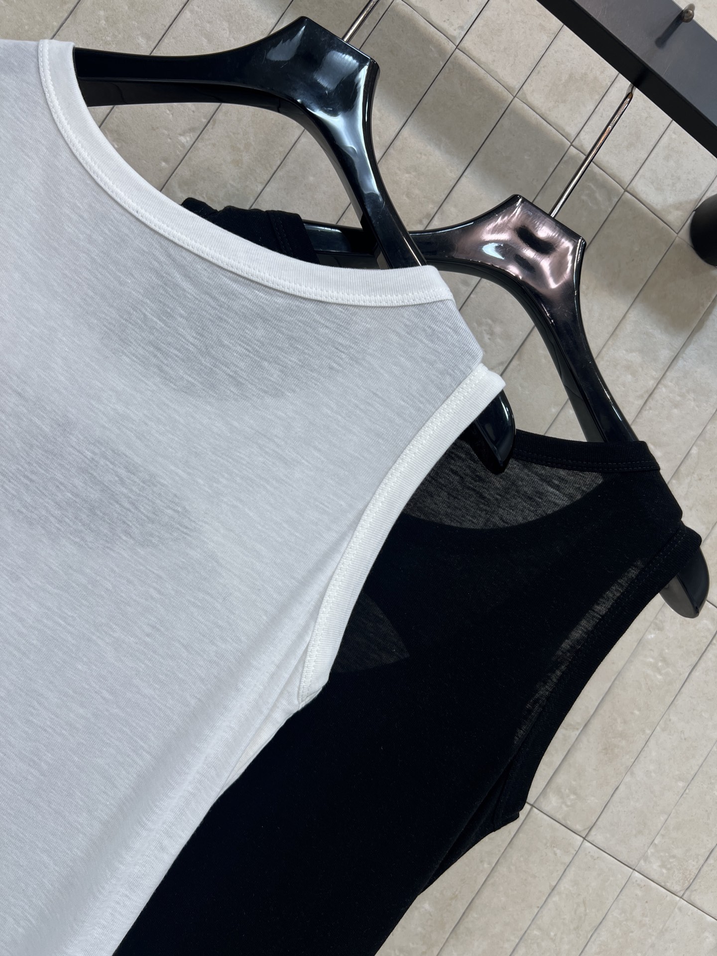 MIU家 26春夏新款 镂空假两件背心 软糯高弹亲肤面料 胸前镂空+品牌刺绣 无袖修身版型 宽肩带剪裁 