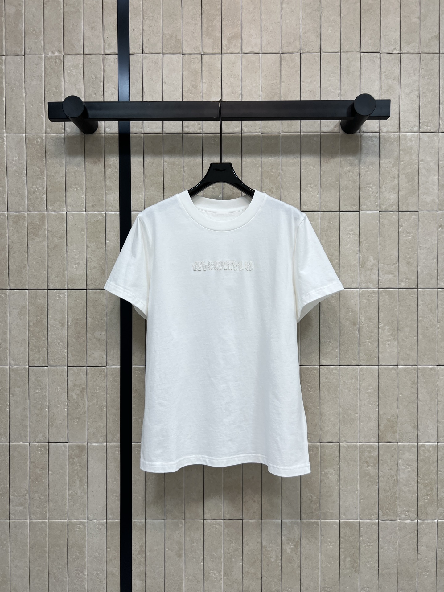 MIU家 26春夏新款 刺绣短袖T恤 采用纯棉面料 透气舒适 简约款配立体字母刺绣 细节满分 圆领设计经