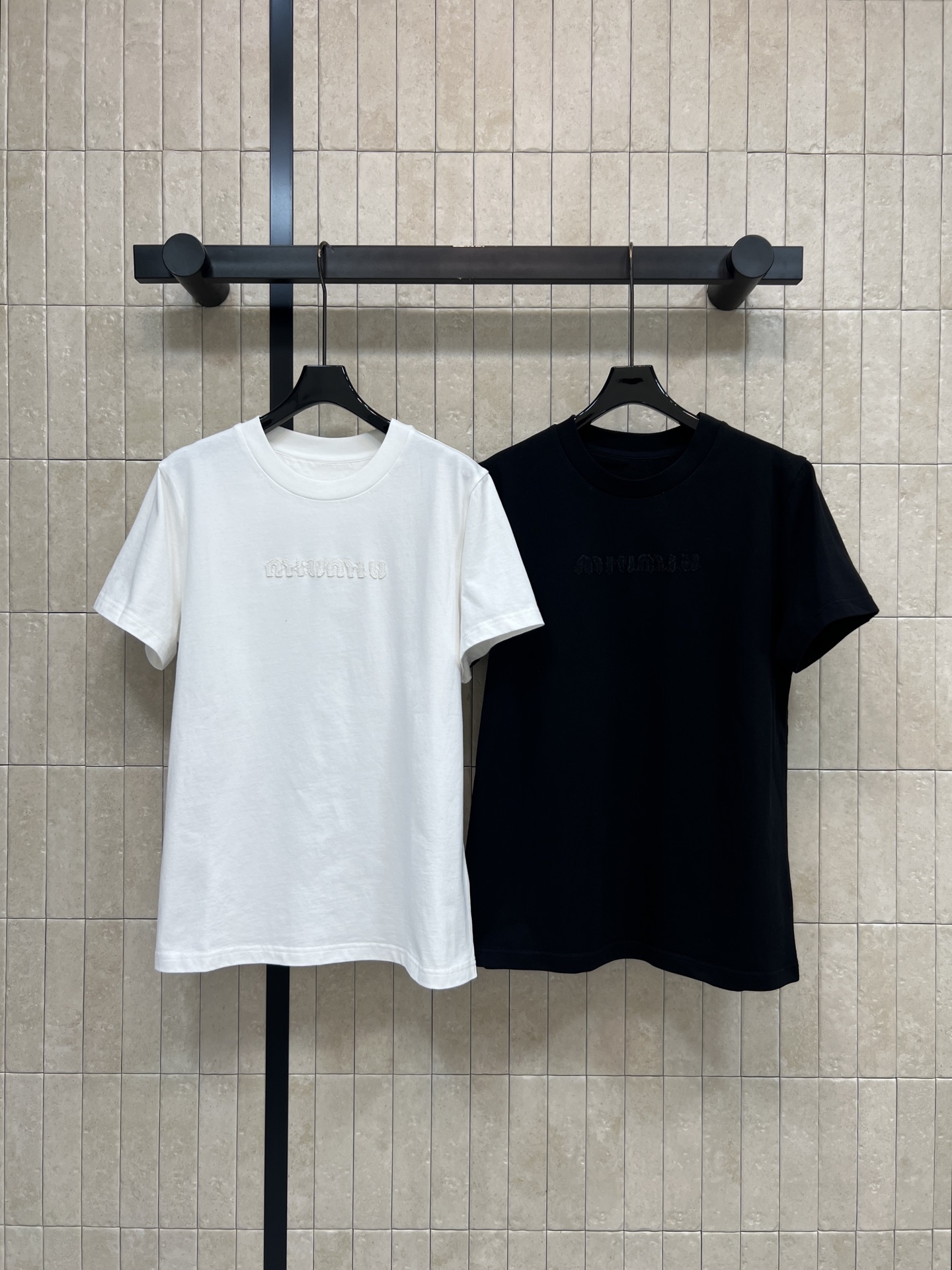 MIU家 26春夏新款 刺绣短袖T恤 采用纯棉面料 透气舒适 简约款配立体字母刺绣 细节满分 圆领设计经