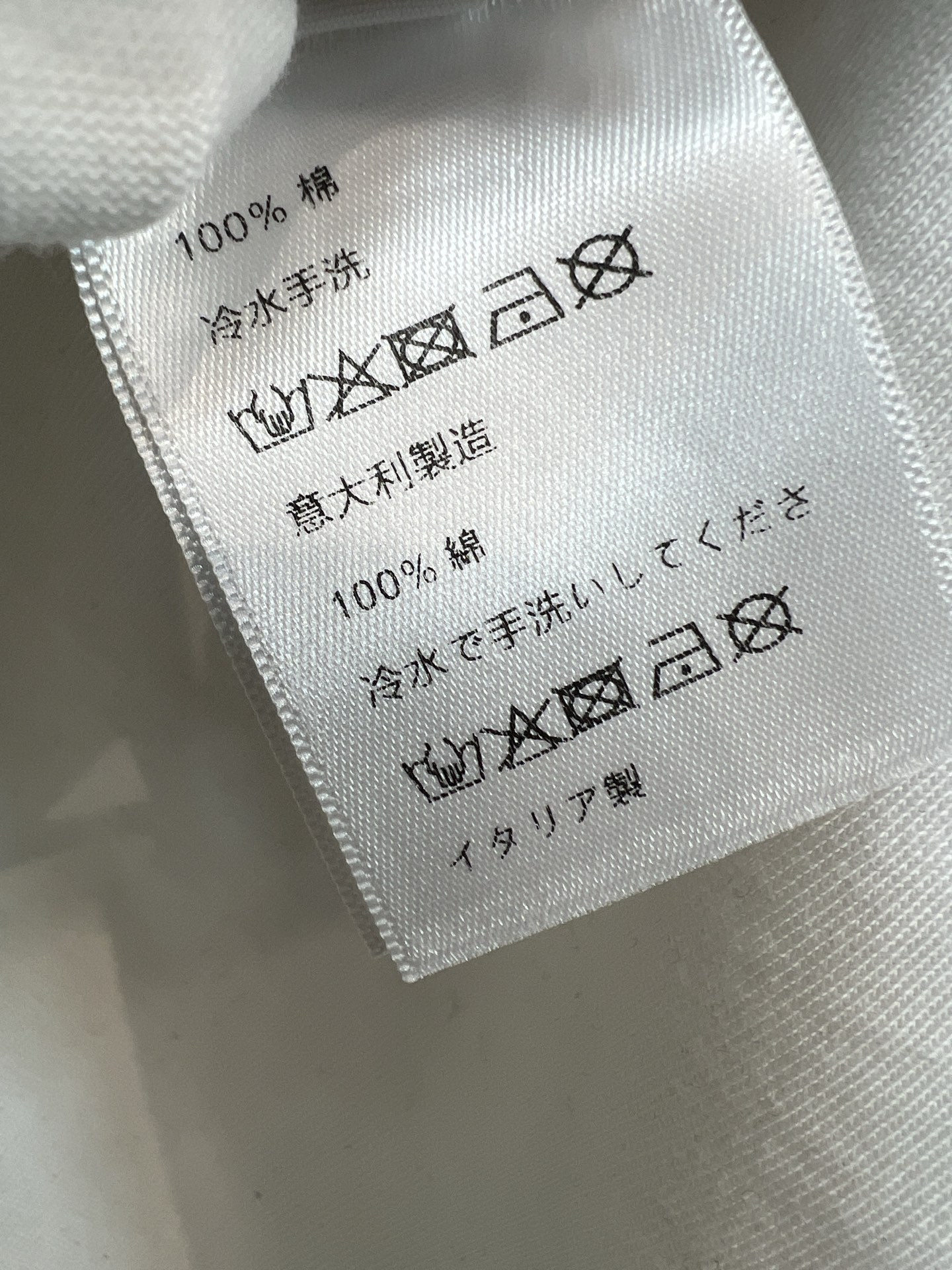 MIU家 26春夏新款 刺绣短袖T恤 采用纯棉面料 透气舒适 简约款配立体字母刺绣 细节满分 圆领设计经