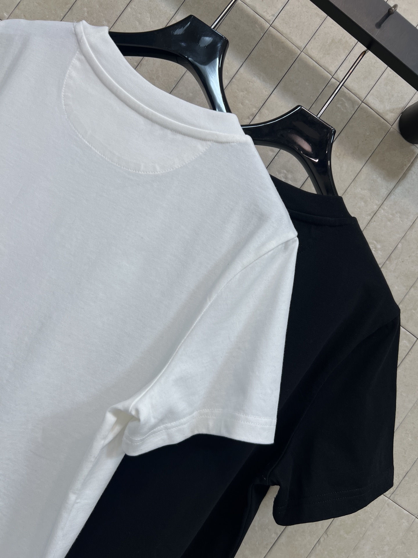 MIU家 26春夏新款 刺绣短袖T恤 采用纯棉面料 透气舒适 简约款配立体字母刺绣 细节满分 圆领设计经