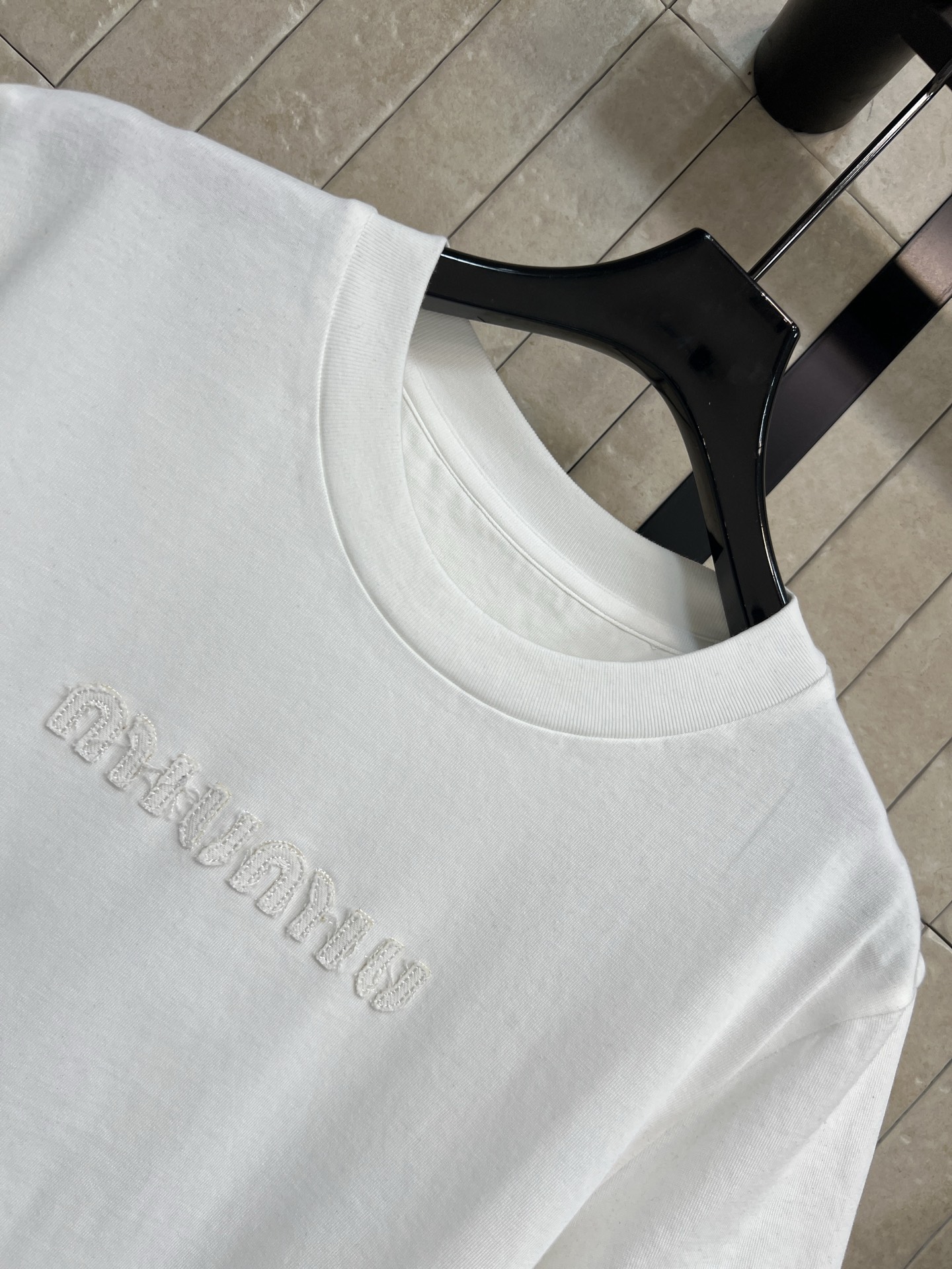 MIU家 26春夏新款 刺绣短袖T恤 采用纯棉面料 透气舒适 简约款配立体字母刺绣 细节满分 圆领设计经