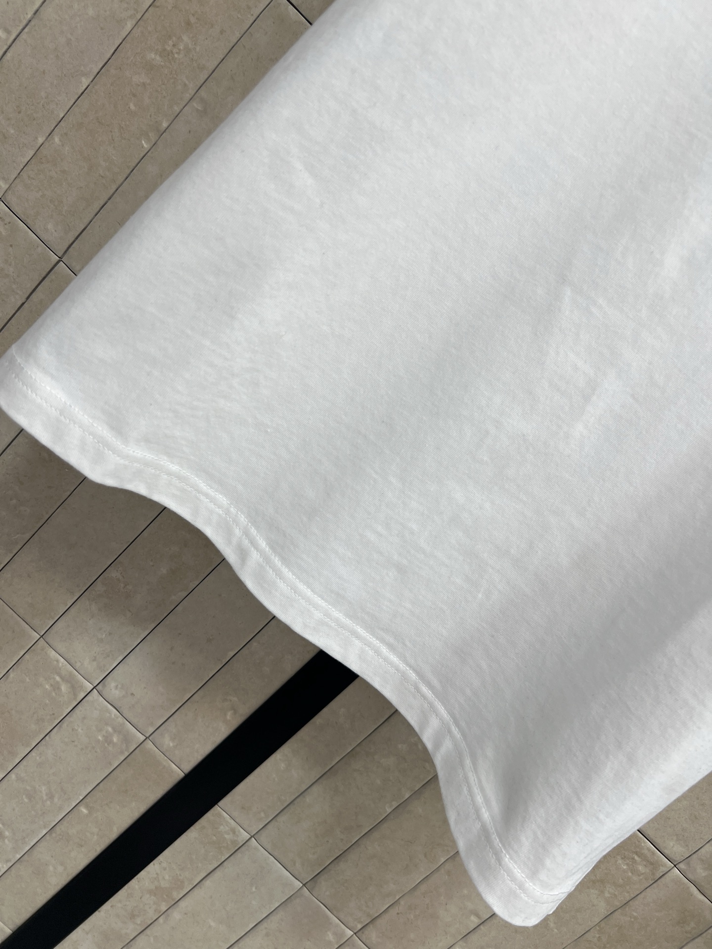 MIU家 26春夏新款 刺绣短袖T恤 采用纯棉面料 透气舒适 简约款配立体字母刺绣 细节满分 圆领设计经