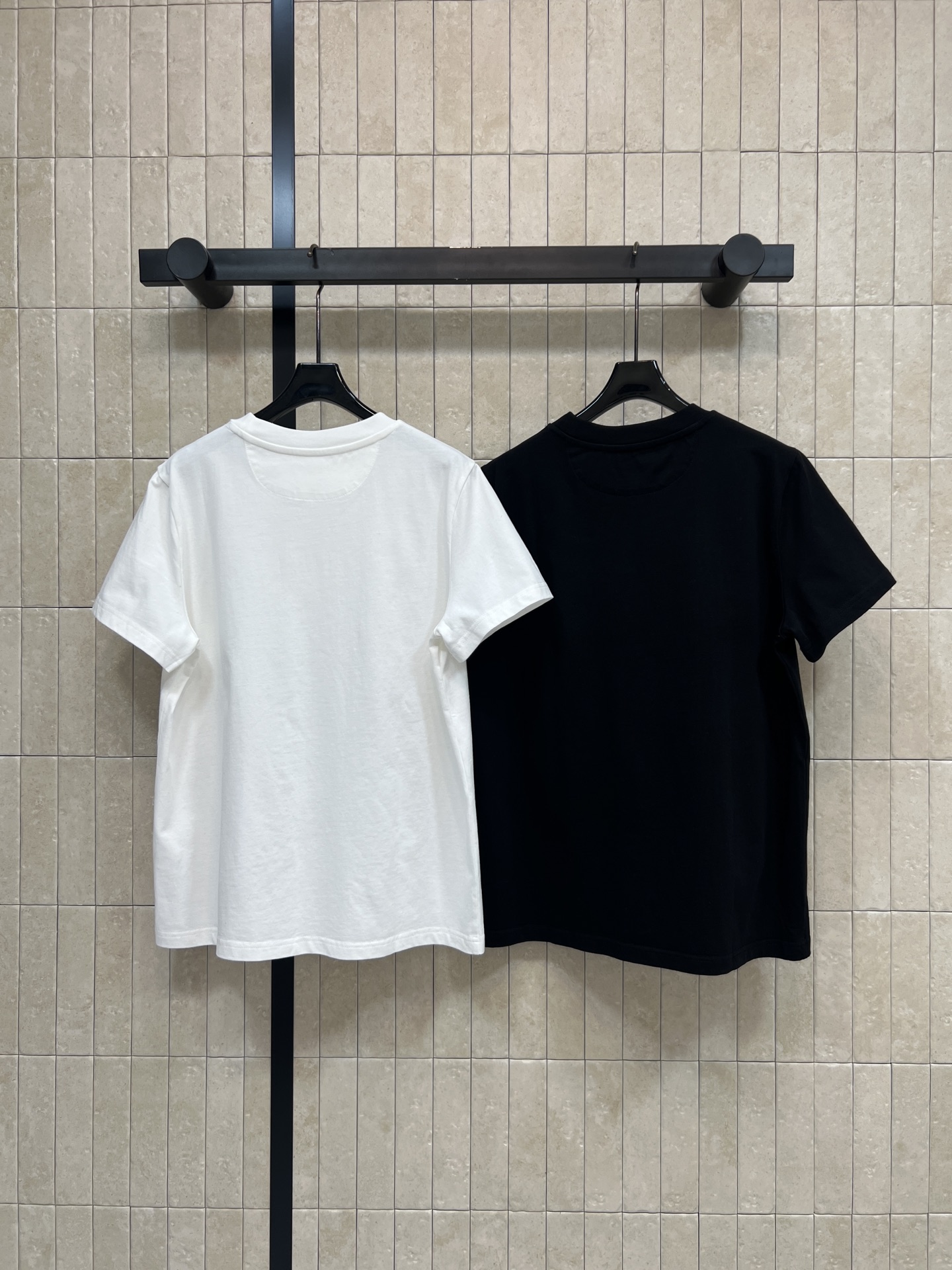 MIU家 26春夏新款 刺绣短袖T恤 采用纯棉面料 透气舒适 简约款配立体字母刺绣 细节满分 圆领设计经