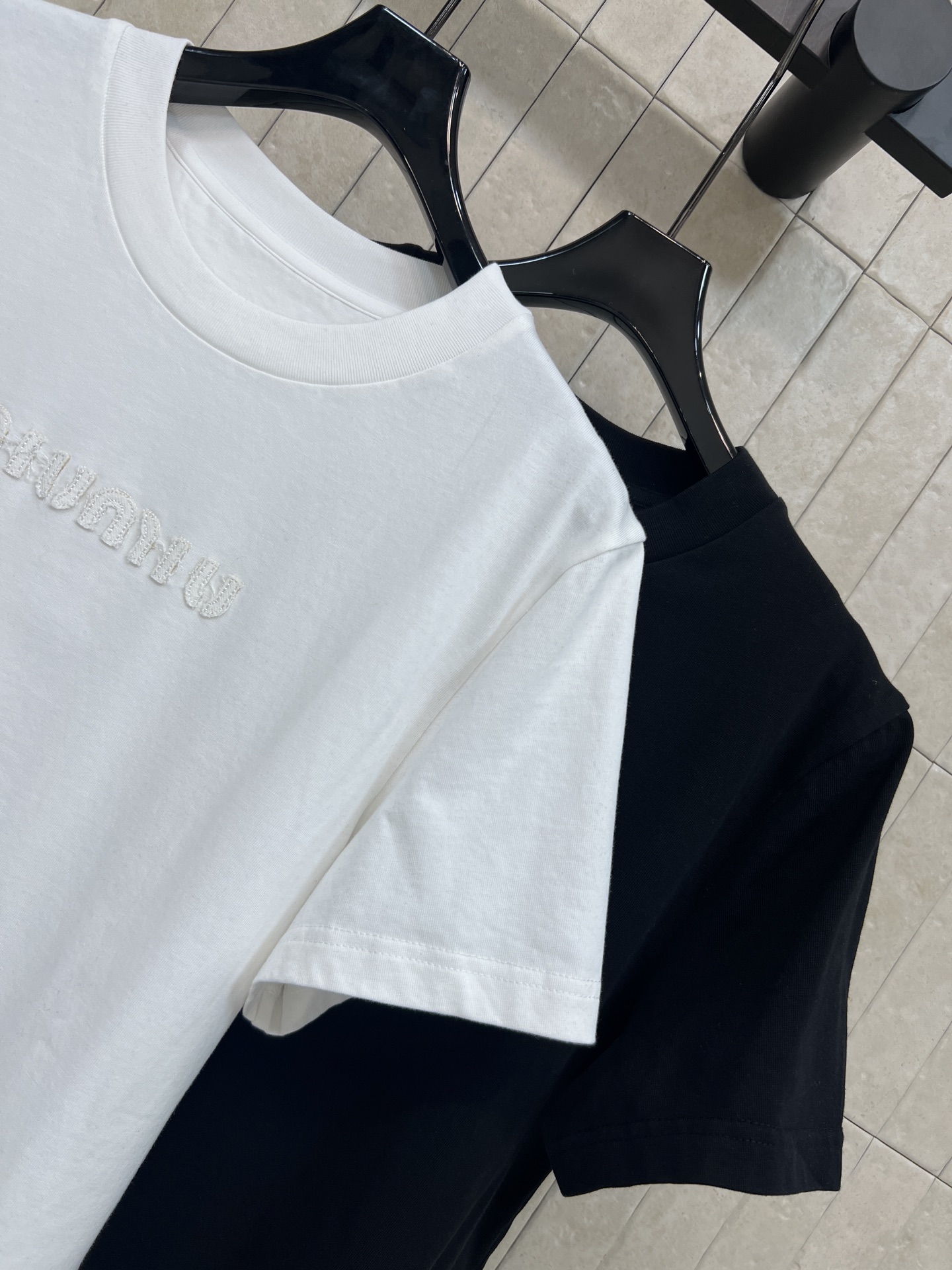 MIU家 26春夏新款 刺绣短袖T恤 采用纯棉面料 透气舒适 简约款配立体字母刺绣 细节满分 圆领设计经