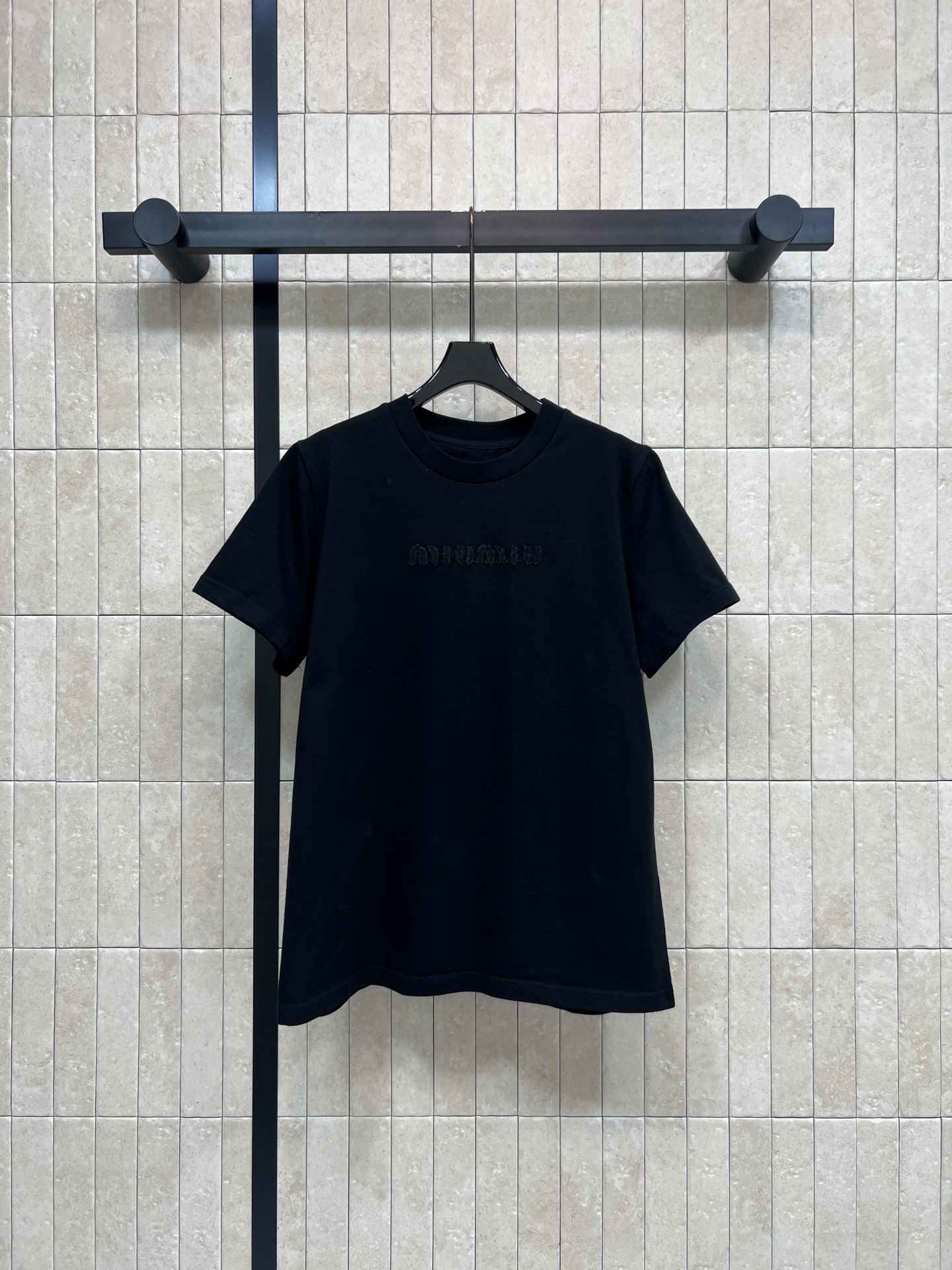 MIU家 26春夏新款 刺绣短袖T恤 采用纯棉面料 透气舒适 简约款配立体字母刺绣 细节满分 圆领设计经