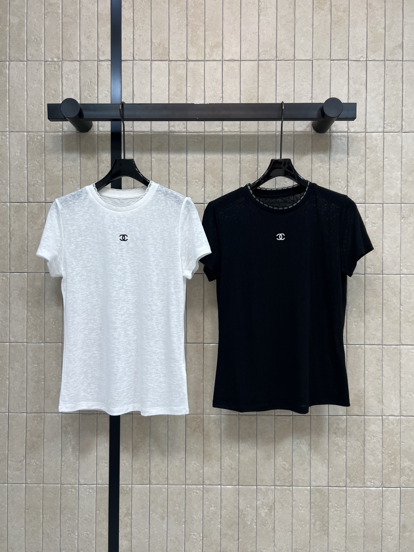 C家 26春夏新款 圆领短袖T恤 修身显瘦圆领正肩版型 贴合身形不紧绷 胸口精致logo刺绣 低调不浮夸