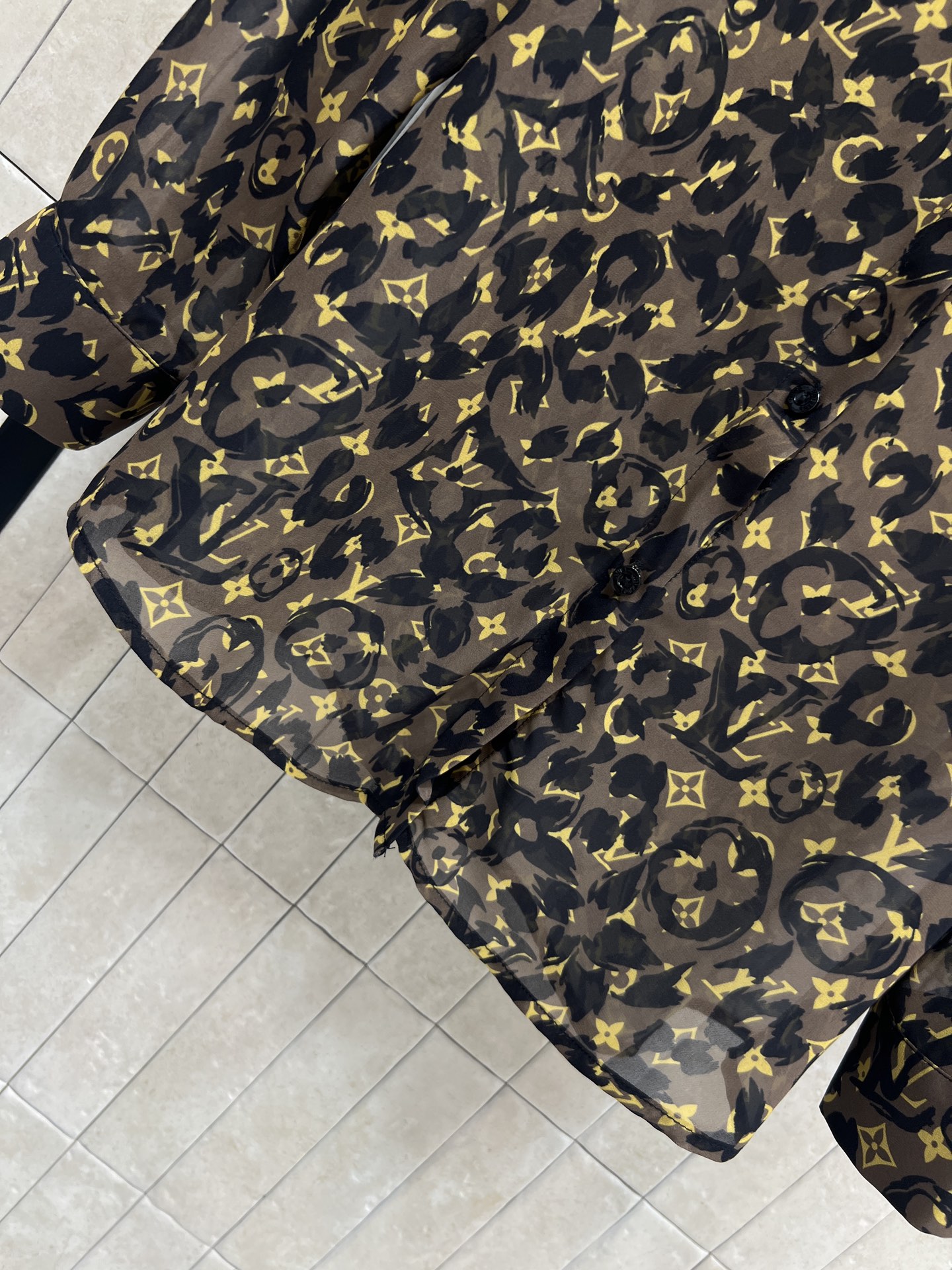 L家 26春夏新款 老花长袖衬衫 利落翻领正肩剪裁 宽松落袖版型 藏肉显瘦不臃肿 经典老花+豹纹元素 轻