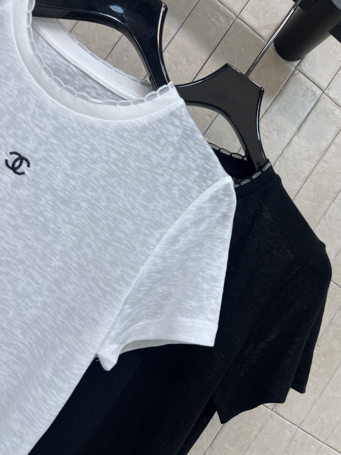 C家 26春夏新款 圆领短袖T恤 修身显瘦圆领正肩版型 贴合身形不紧绷 胸口精致logo刺绣 低调不浮夸