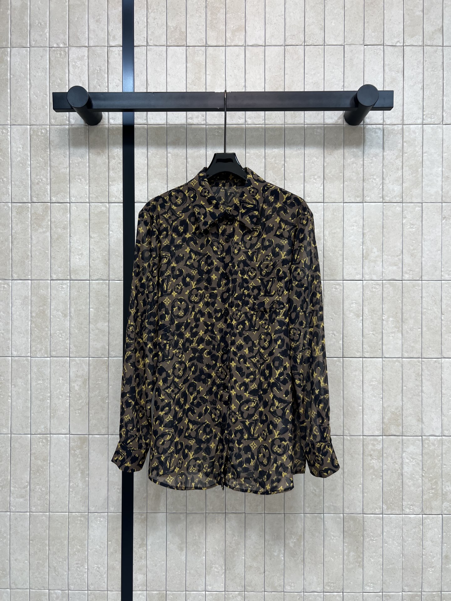 L家 26春夏新款 老花长袖衬衫 利落翻领正肩剪裁 宽松落袖版型 藏肉显瘦不臃肿 经典老花+豹纹元素 轻