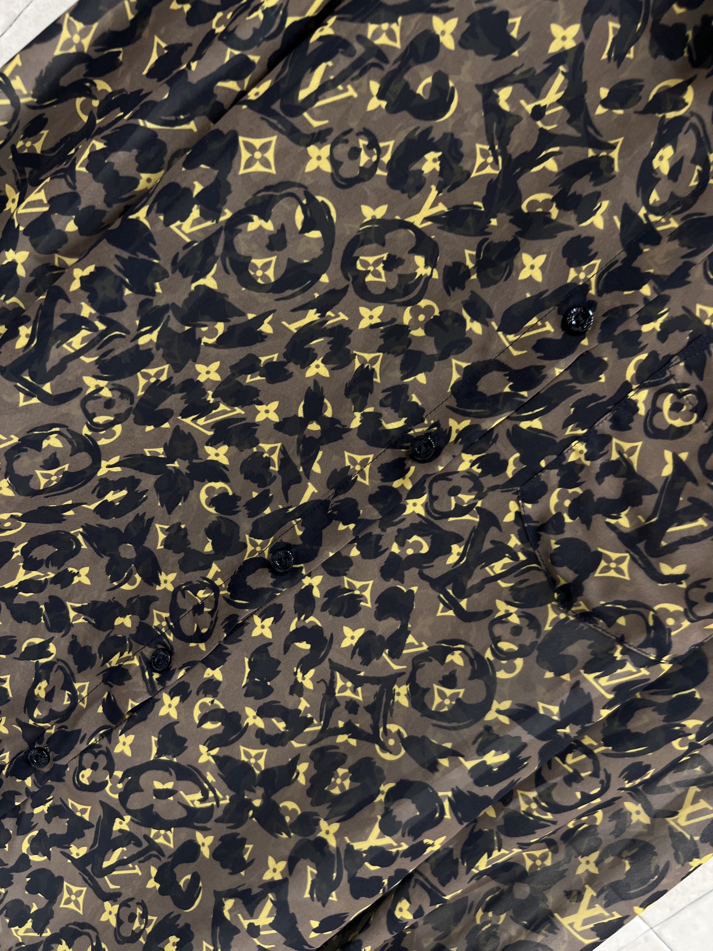 L家 26春夏新款 老花长袖衬衫 利落翻领正肩剪裁 宽松落袖版型 藏肉显瘦不臃肿 经典老花+豹纹元素 轻