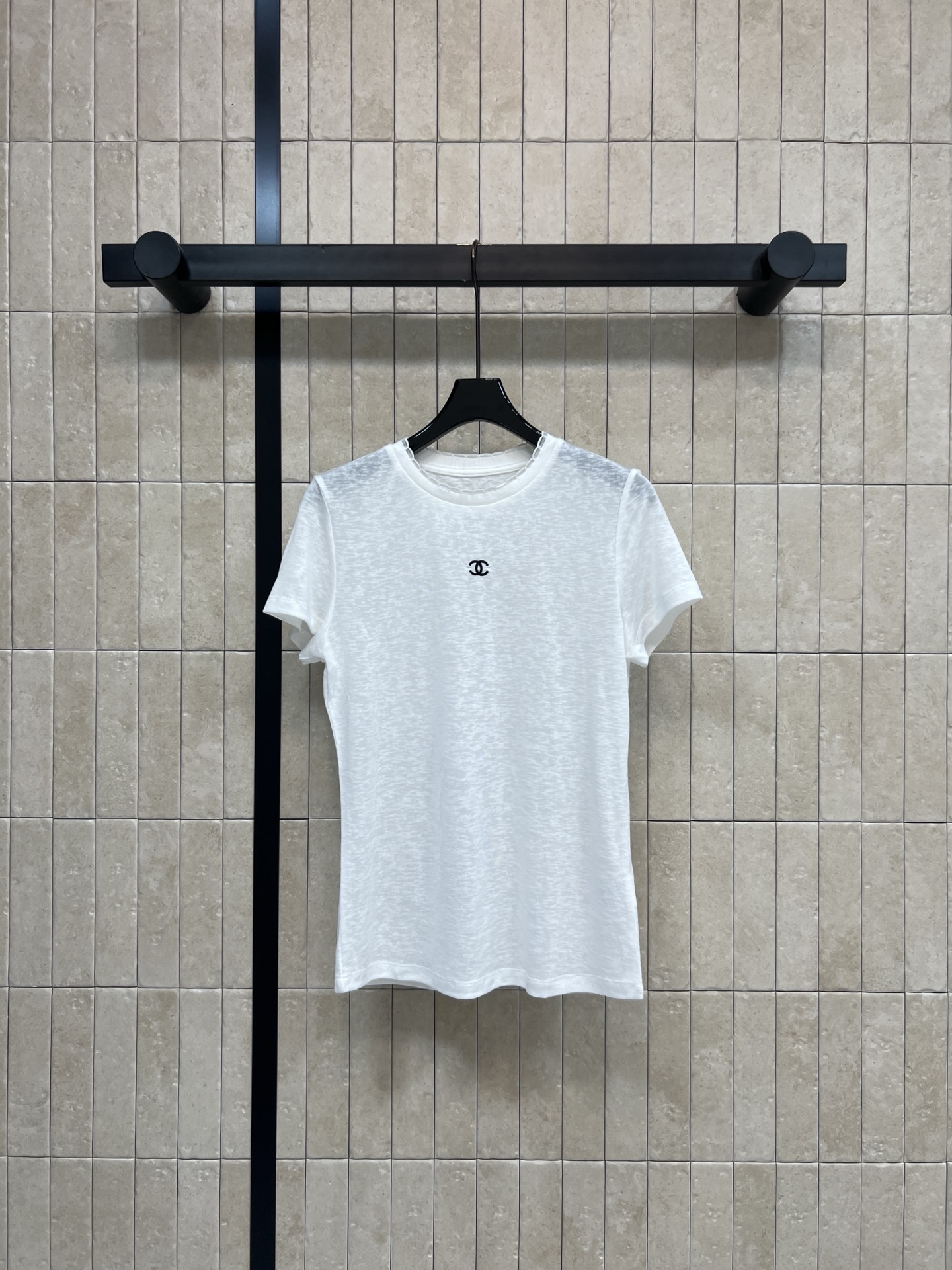 C家 26春夏新款 圆领短袖T恤 修身显瘦圆领正肩版型 贴合身形不紧绷 胸口精致logo刺绣 低调不浮夸