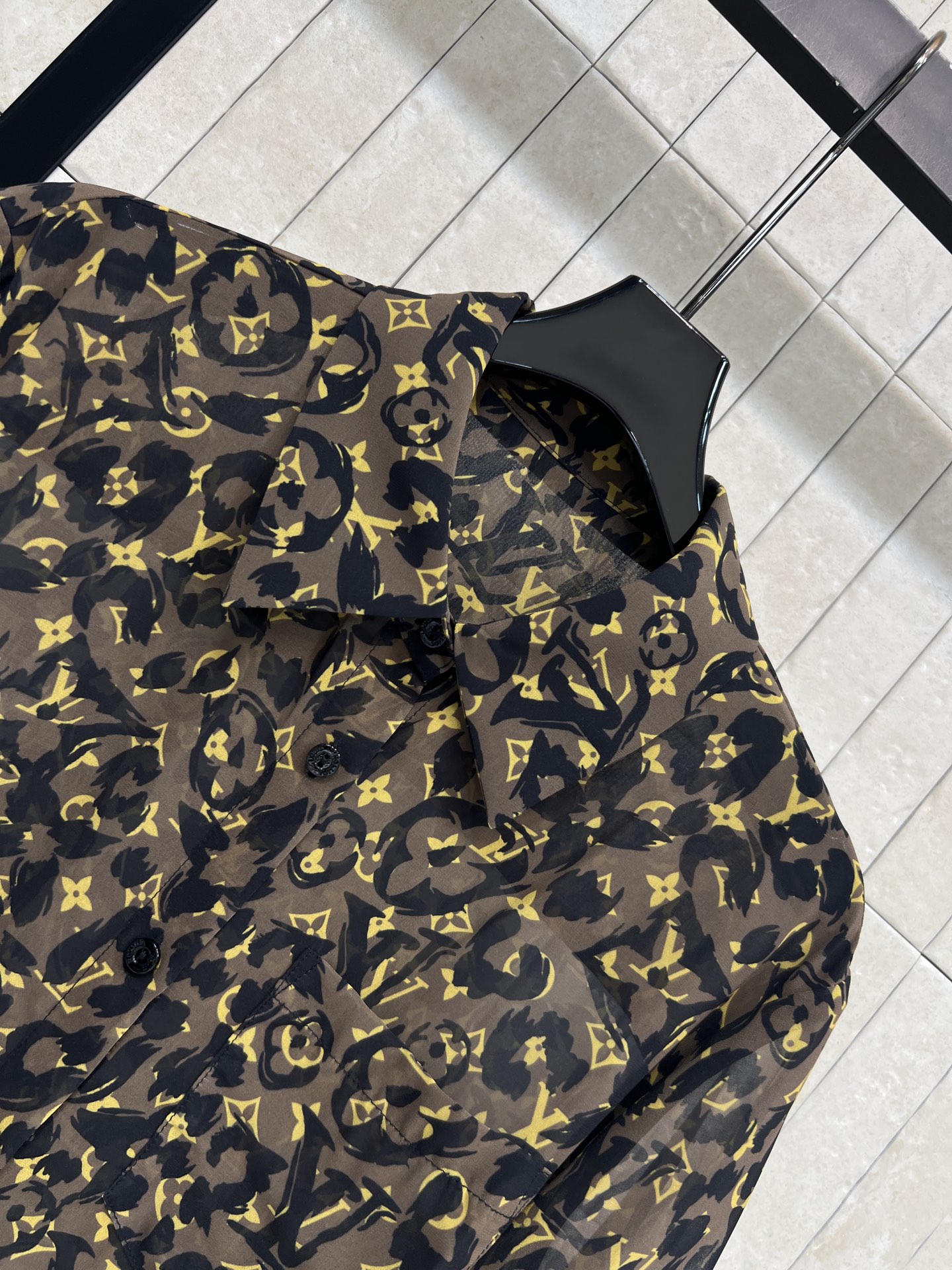 L家 26春夏新款 老花长袖衬衫 利落翻领正肩剪裁 宽松落袖版型 藏肉显瘦不臃肿 经典老花+豹纹元素 轻