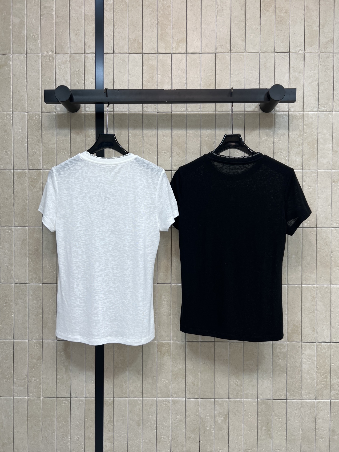 C家 26春夏新款 圆领短袖T恤 修身显瘦圆领正肩版型 贴合身形不紧绷 胸口精致logo刺绣 低调不浮夸