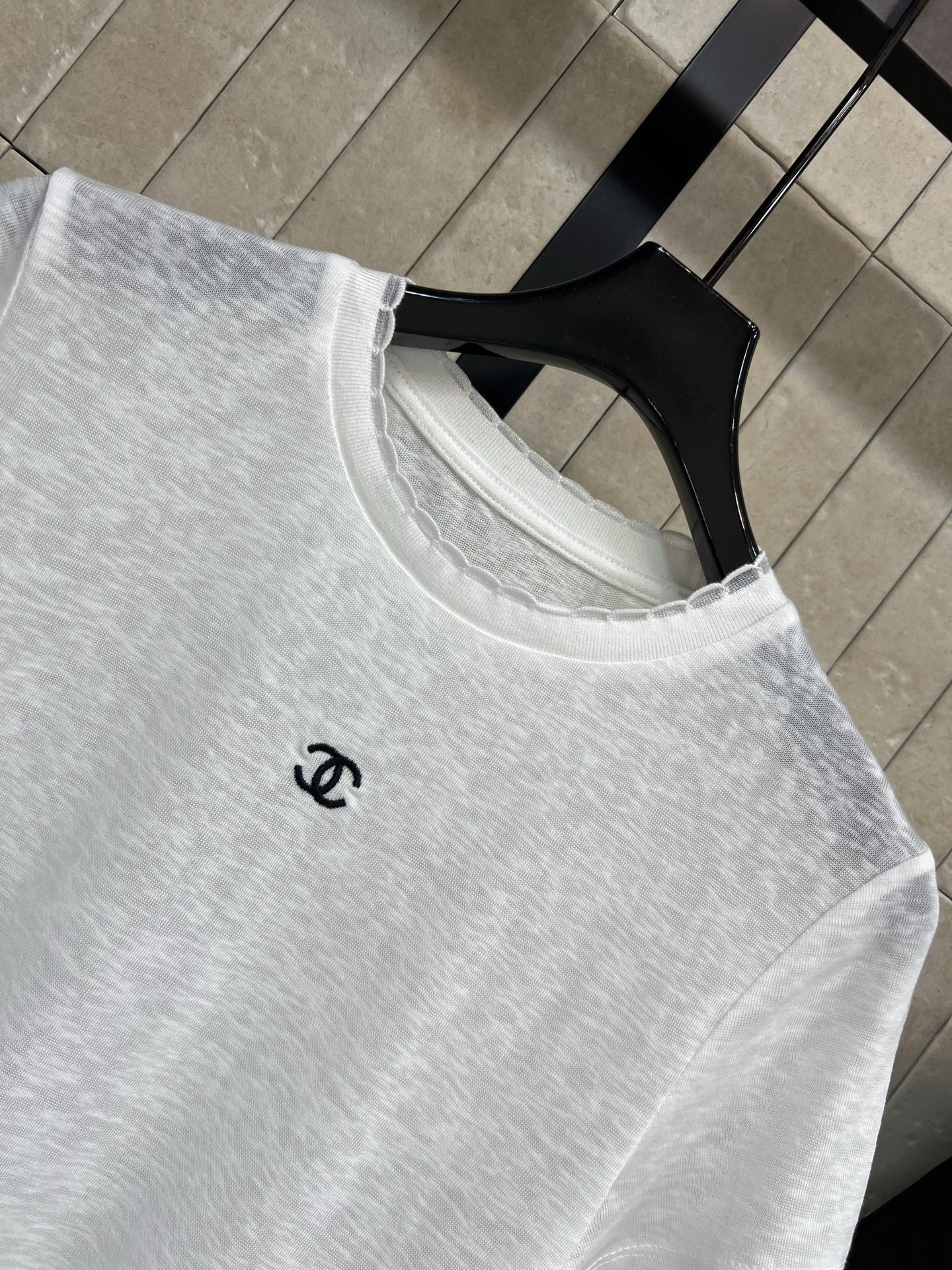 C家 26春夏新款 圆领短袖T恤 修身显瘦圆领正肩版型 贴合身形不紧绷 胸口精致logo刺绣 低调不浮夸