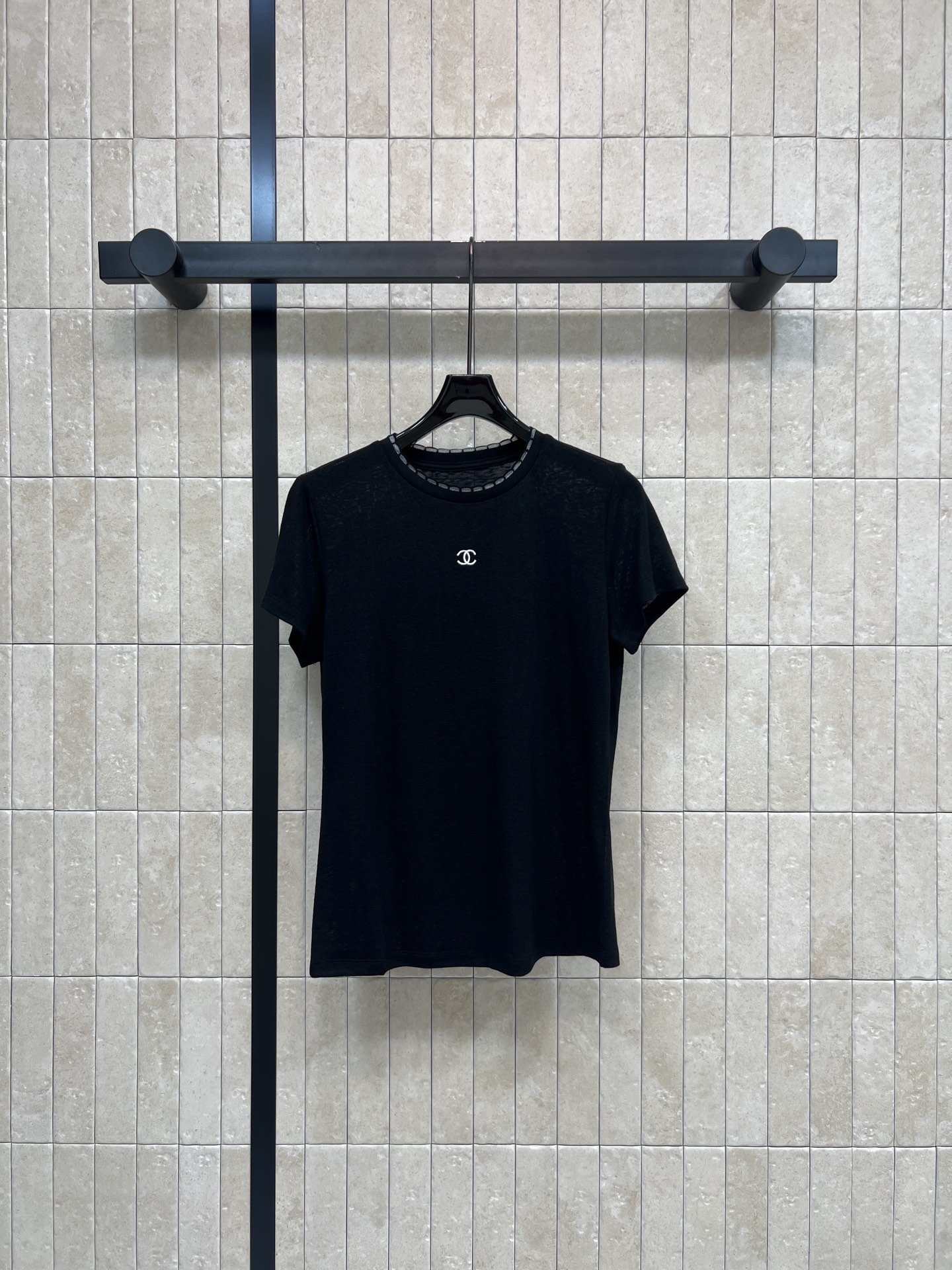 C家 26春夏新款 圆领短袖T恤 修身显瘦圆领正肩版型 贴合身形不紧绷 胸口精致logo刺绣 低调不浮夸