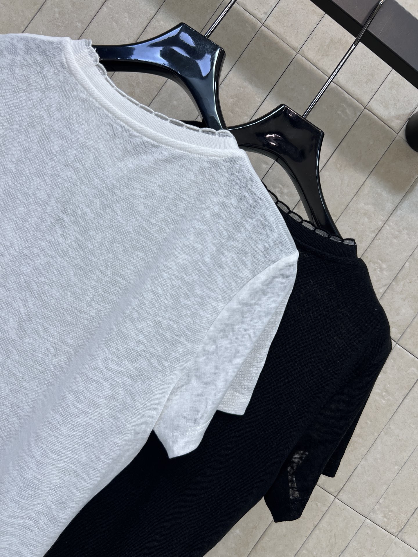 C家 26春夏新款 圆领短袖T恤 修身显瘦圆领正肩版型 贴合身形不紧绷 胸口精致logo刺绣 低调不浮夸