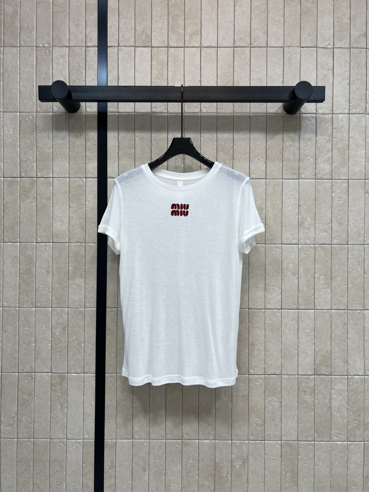 MIU家 26春夏新款 圆领短袖T恤 轻薄微透 垂顺软糯 正肩宽松版型 藏肉显瘦不挑身材 胸前logo精