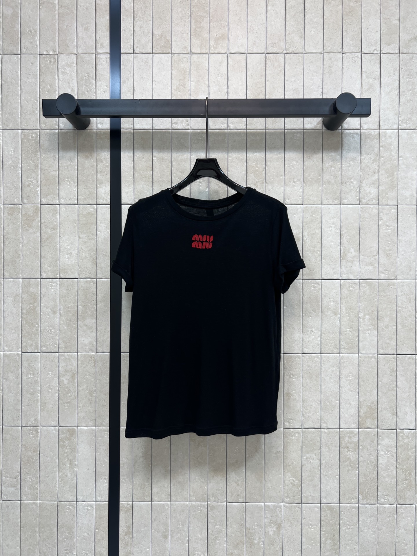 MIU家 26春夏新款 圆领短袖T恤 轻薄微透 垂顺软糯 正肩宽松版型 藏肉显瘦不挑身材 胸前logo精