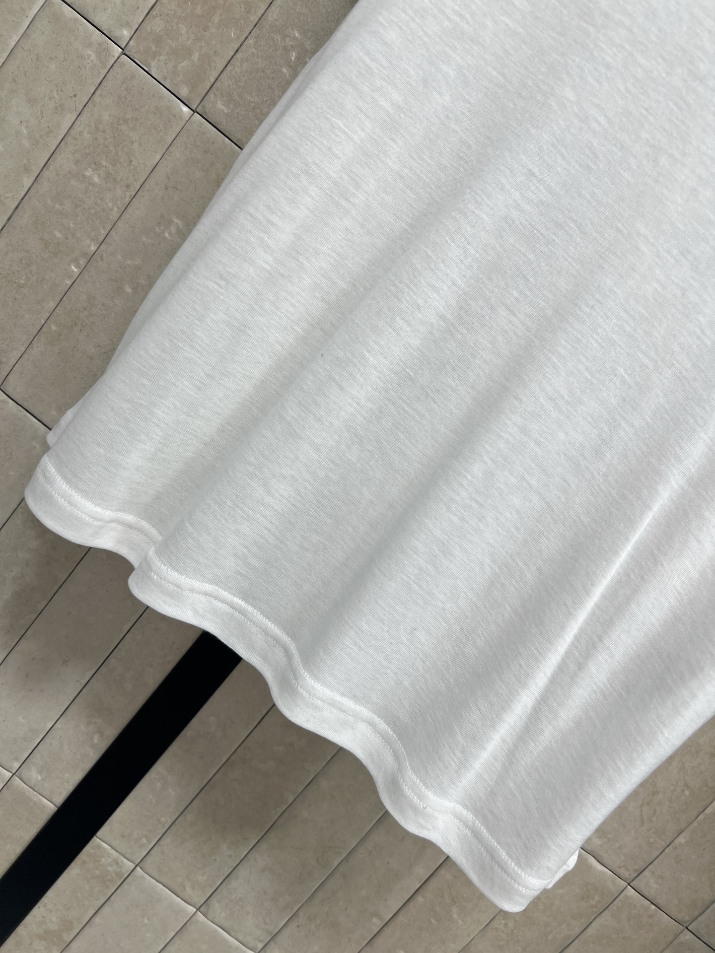 MIU家 26春夏新款 圆领短袖T恤 轻薄微透 垂顺软糯 正肩宽松版型 藏肉显瘦不挑身材 胸前logo精