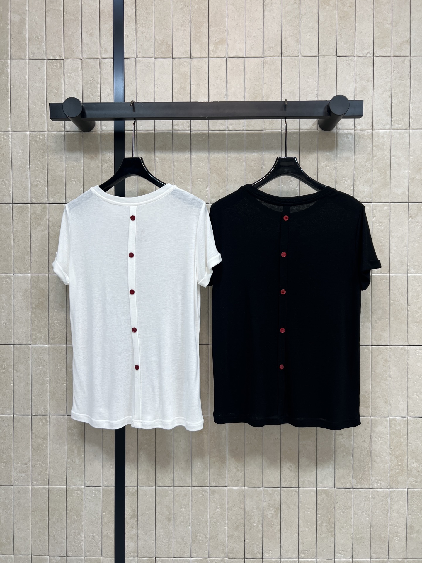 MIU家 26春夏新款 圆领短袖T恤 轻薄微透 垂顺软糯 正肩宽松版型 藏肉显瘦不挑身材 胸前logo精