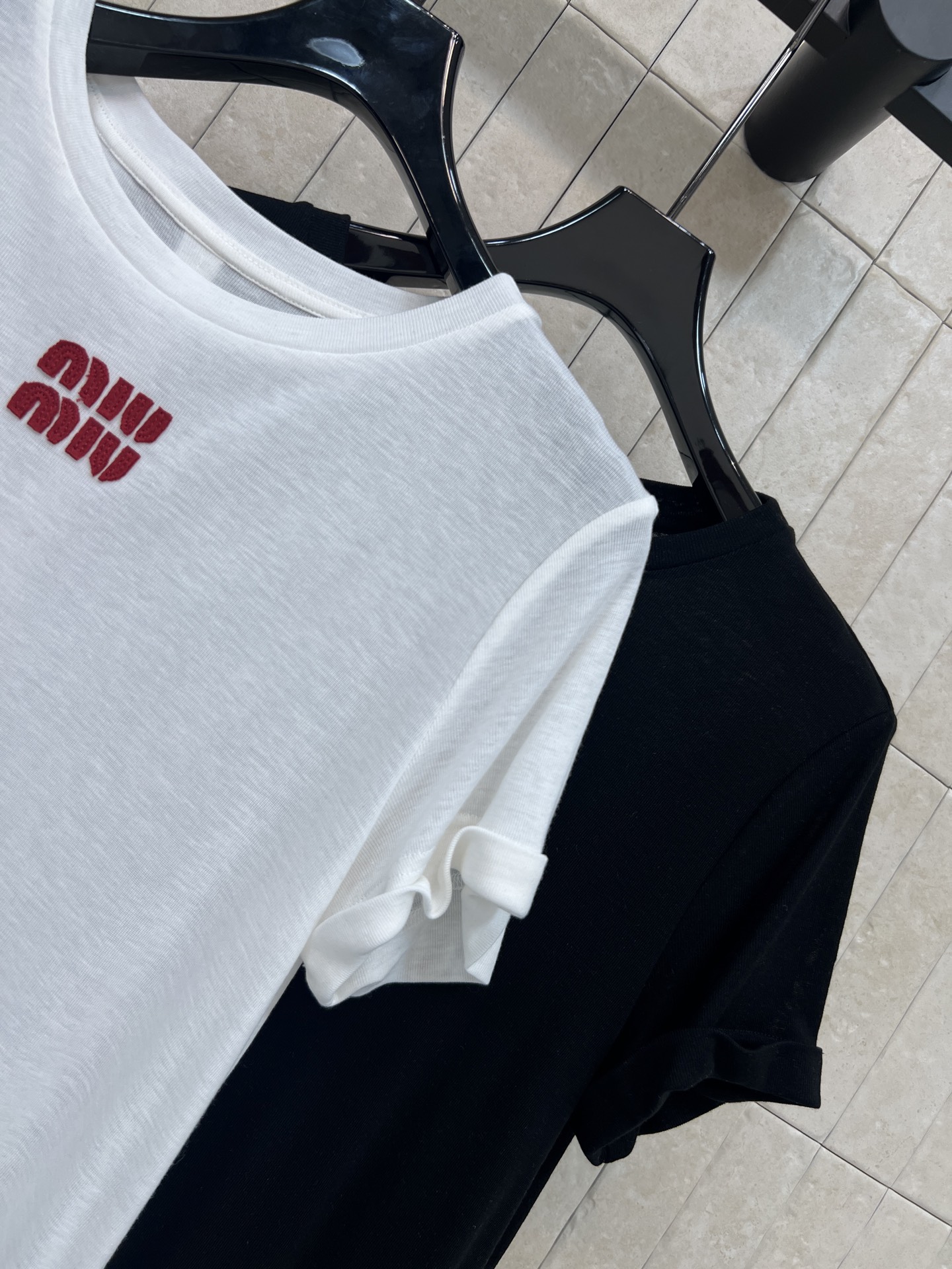 MIU家 26春夏新款 圆领短袖T恤 轻薄微透 垂顺软糯 正肩宽松版型 藏肉显瘦不挑身材 胸前logo精