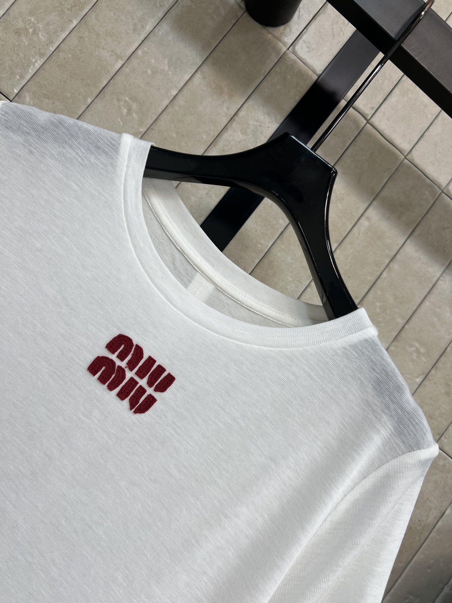 MIU家 26春夏新款 圆领短袖T恤 轻薄微透 垂顺软糯 正肩宽松版型 藏肉显瘦不挑身材 胸前logo精