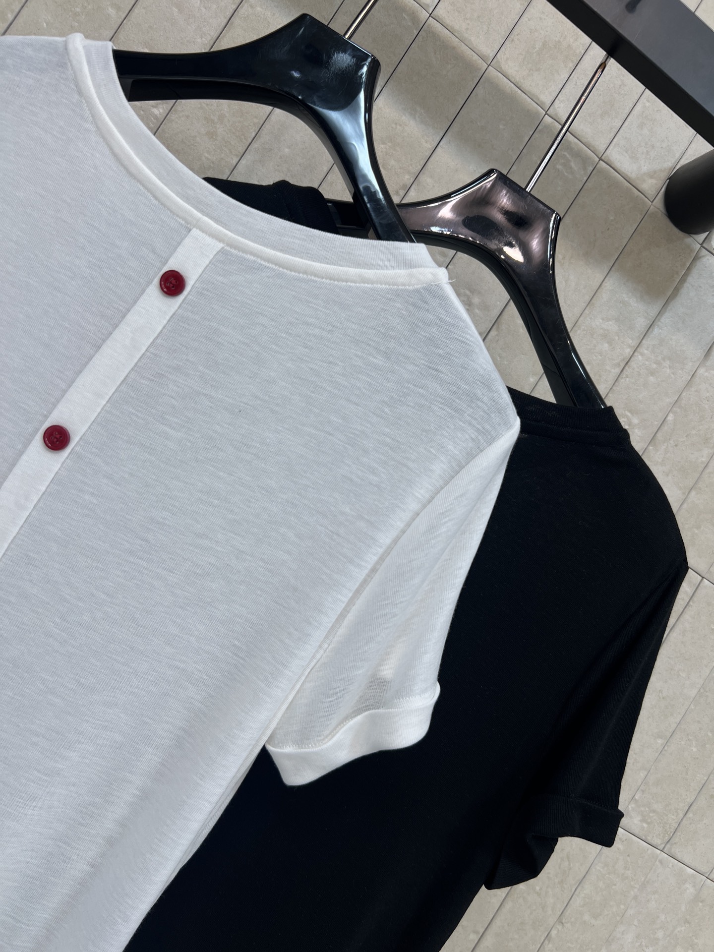 MIU家 26春夏新款 圆领短袖T恤 轻薄微透 垂顺软糯 正肩宽松版型 藏肉显瘦不挑身材 胸前logo精