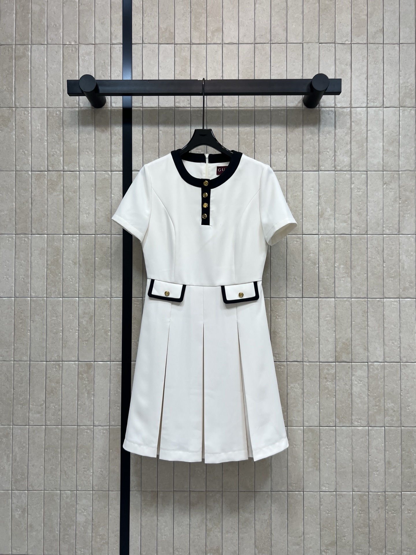 G家 26春夏新款 撞色百褶连衣裙​​ 白色主色+黑色圆领 简约优雅腰部撞色装饰口袋+金属纽扣 细节满分