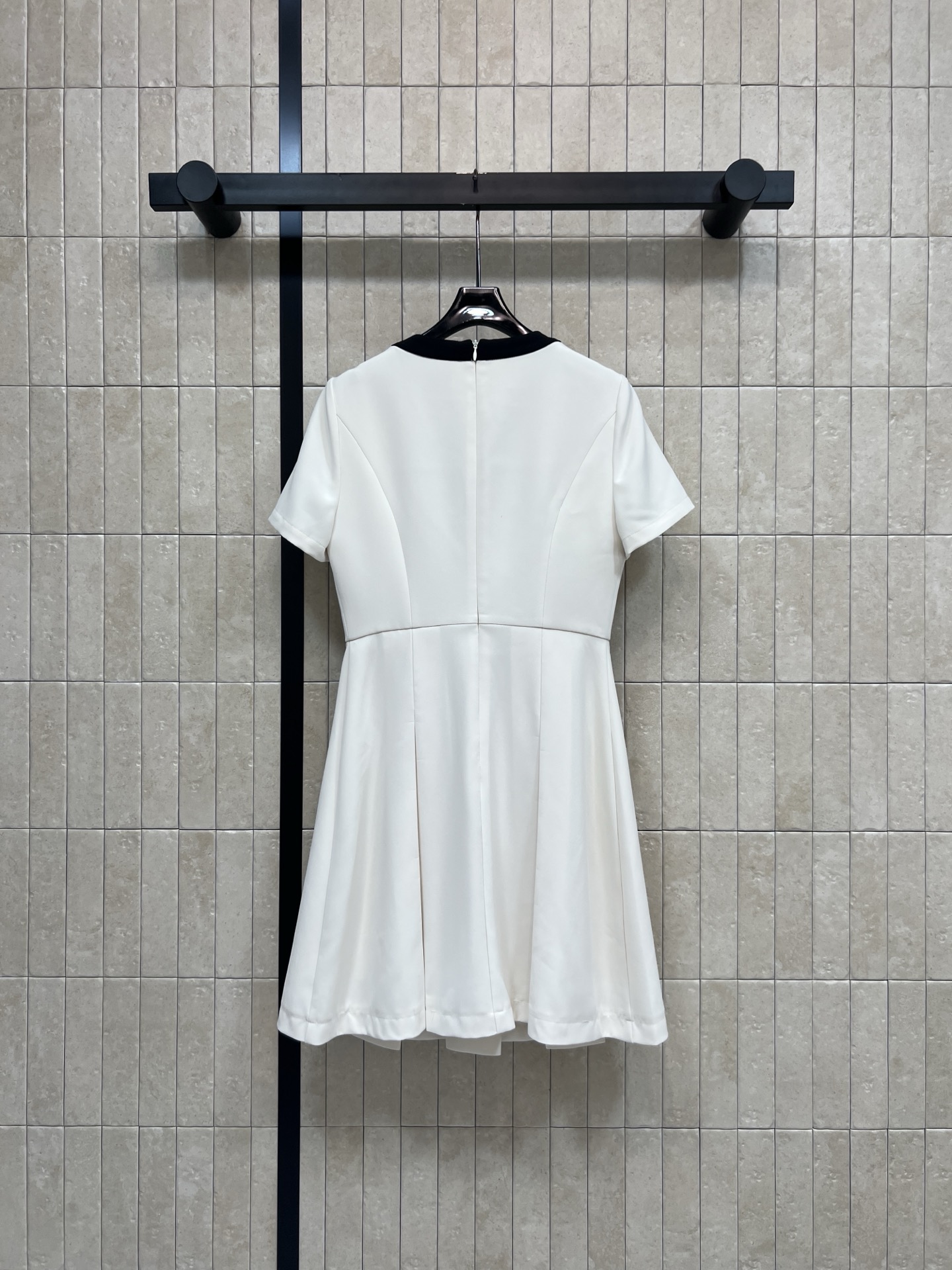 G家 26春夏新款 撞色百褶连衣裙​​ 白色主色+黑色圆领 简约优雅腰部撞色装饰口袋+金属纽扣 细节满分