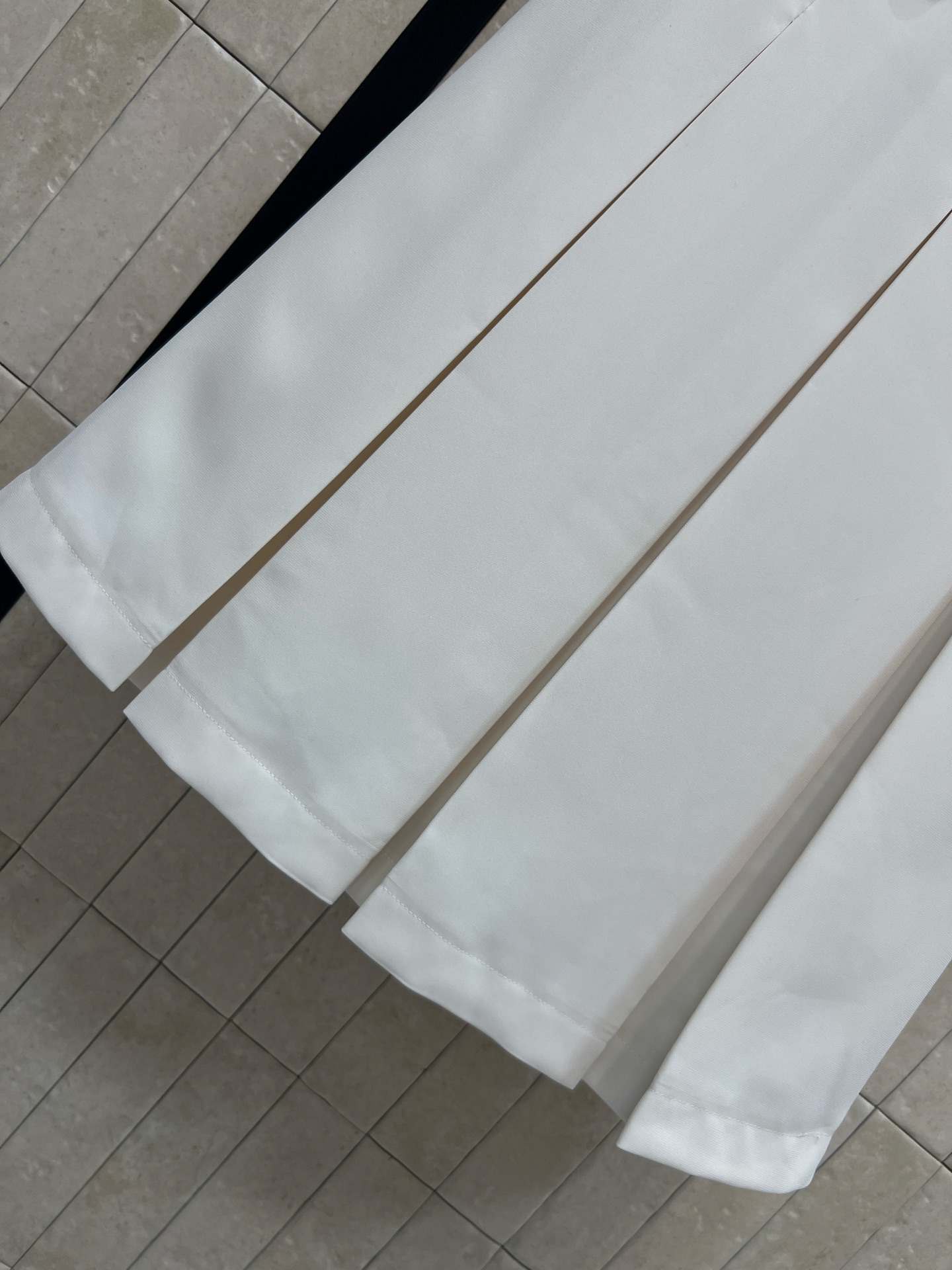 G家 26春夏新款 撞色百褶连衣裙​​ 白色主色+黑色圆领 简约优雅腰部撞色装饰口袋+金属纽扣 细节满分